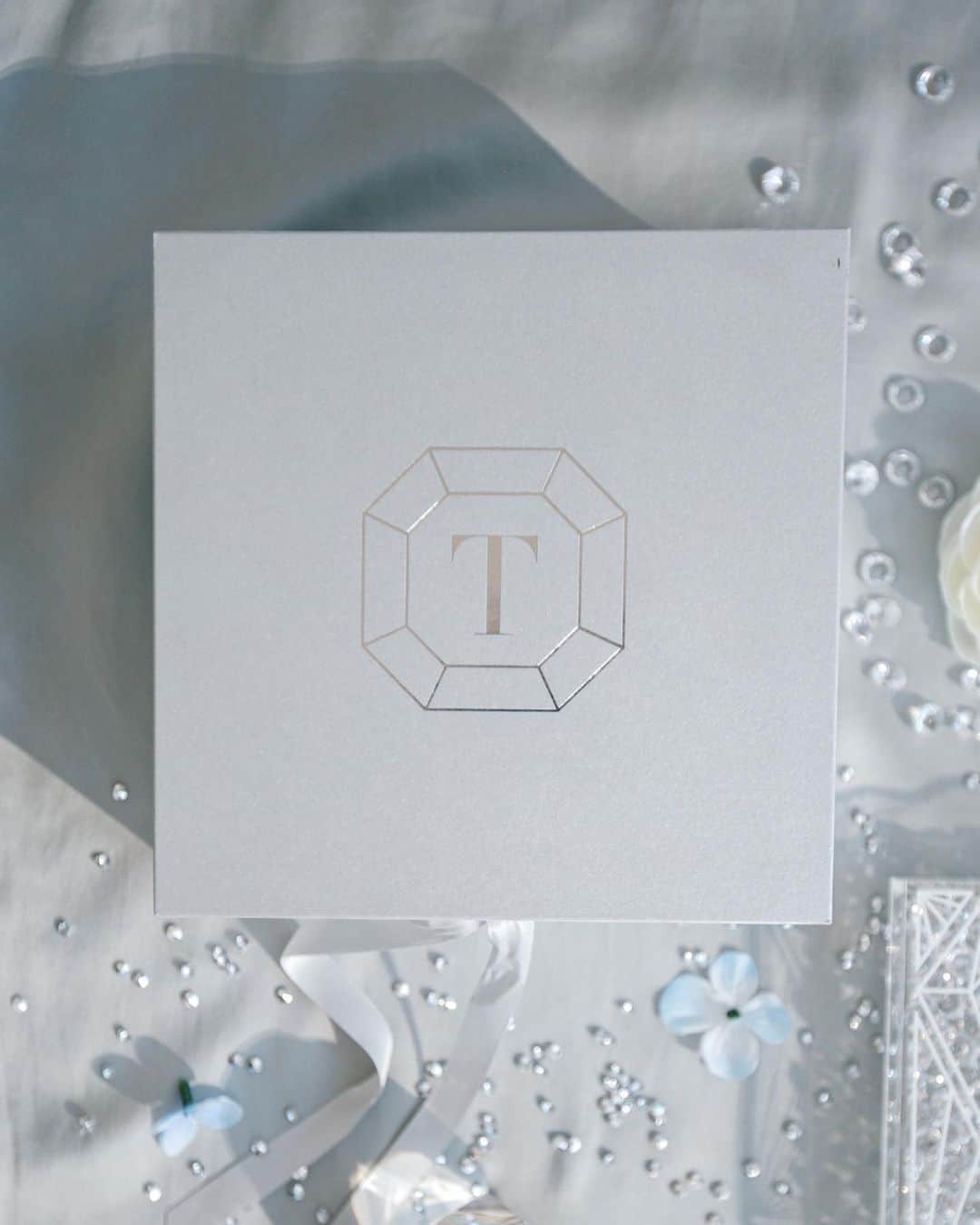 Ceci Johnsonさんのインスタグラム写真 - (Ceci JohnsonInstagram)「BIRTHDAY | Inspired by the diamond theme, we dreamed up for Tiffany a special couture invitation to commemorate her 3rd birthday milestone. As you open the box, a glass diamond, engraved with the initial T, rests atop a silver silk base, symbolizing the wish to 'shine bright like a diamond’. Inside the box's lid reveals a transparent acrylic invitation filled with diamonds and glitter cascading freely within. Every detail of the dreamy invitation is made by hand and a lot of love for Tiffany and the Rybak family.   Swipe to the end for a cute surprise of the birthday girl sitting in her life-size invitation! #CeciCouture  ⠀⠀⠀⠀⠀⠀⠀⠀⠀ CREATIVE PARTNERS Invitation Design: @cecinewyork Event planner: @amgeventsandvisuals  Event design: @aramatevents ⠀⠀⠀⠀⠀⠀⠀⠀⠀ Swipe to the end for a little cute surprise 🎁   #cecibirthday #coutureinvitations #birthdayprincess #shininginvitation #shinebrightlikeadiamond #luxuryinvitations #kidsbirthday」10月4日 23時25分 - cecinewyork