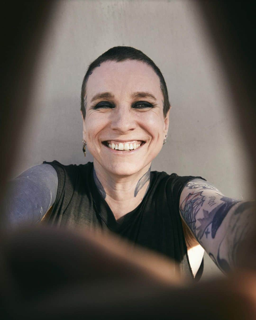 Kerrang!のインスタグラム：「Against Me! icon Laura Jane Grace has shared new single Dysphoria Hoodie, taken from her soon-to-be-announced solo record – listen now at the link in bio 🔗  📸: @travis_shinn」
