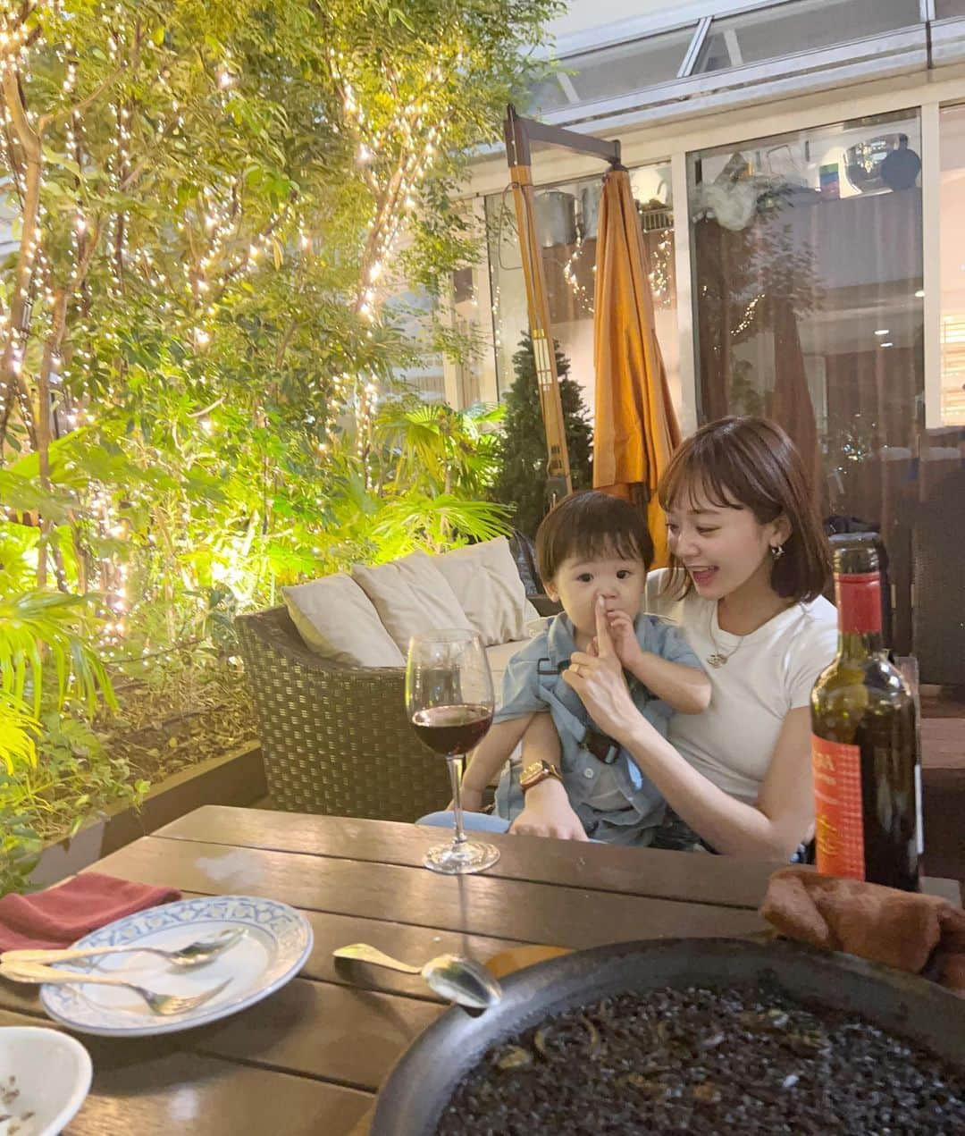 並川花連のインスタグラム：「🍂🍷🌛💋  家族👪で過ごす時間が なによりしあわせなんだよなぁ〜感謝🫂♡  ここのイカ墨パエリアが絶品だった♡ 新宿高島屋の テラスが結構おきにいり〜🌿🌃 おひるもよるもテラスだ〜いすき🫶🏻  #お鼻ちゅんってするつもりが😅」