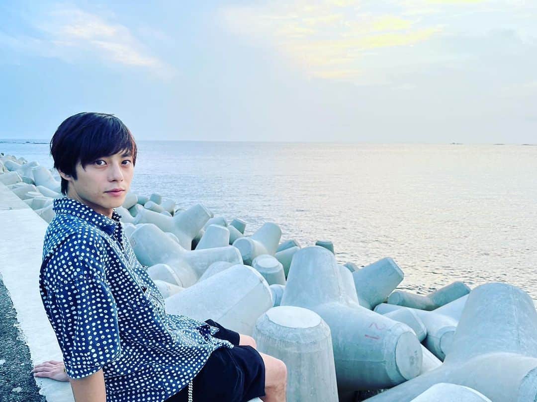 永田崇人のインスタグラム：「いつかの夕日を観に行った時。 with りっくん&星  心が洗われた😊」