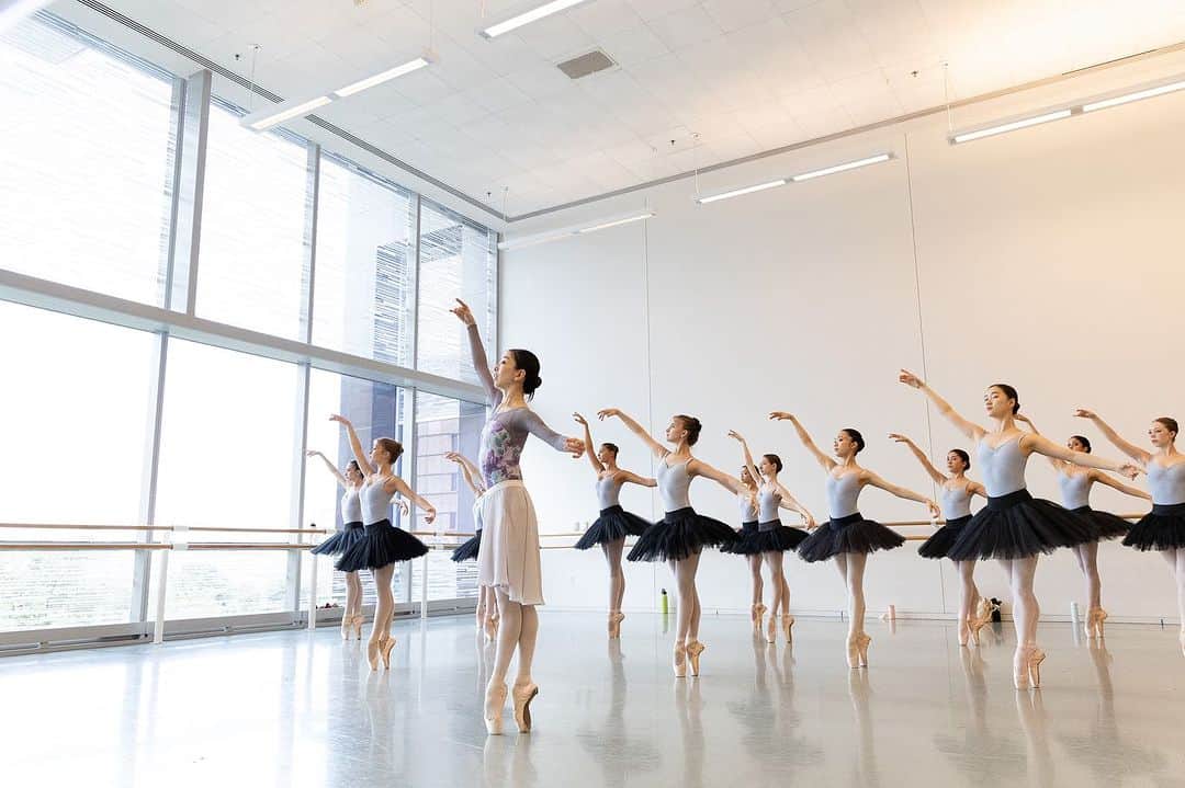 加治屋百合子のインスタグラム：「・ @houstonballetacademy audition at @gcdancevents in Tokyo, November 3-5🌟  Through this event, you can also audition for 8 different schools and 4 different companies.   I will be teaching the last audition classes on November 5❤️  📸by @lawrenceeliz  🎥by @alldaveeveryday  Leotard/ レオタード: @stina_official_   11月3日から５日まで東京で @gcdancevents オーディションイベンが行われます。 ヒューストンバレエアカデミーのオーディションもこちらから受けることが出来ます🌟 ヒューストンバレエアカデミーは、全米最大級のスタジオビルの中にあり、小劇場が完備され、アカデミーの生徒による舞台公演が年に何回もあるため、舞台経験を積むことができます❣️ 世界中で活躍されている多くのダンサーがこのアカデミー出身です。 　 @gcdancevents オーディションでは、アカデミーとバレエ団へのオーディションが海外に行かなくても受けられる貴重な機会となります。アカデミーを希望される方には、ヒューストンバレエアカデミーの他アメリカ、ヨーロッパから7校、プロを目指している方は４つのバレエ団からのワークショップとオーディションを同時に受けることができます。  ぜひこの機会に未来の扉を開いてください❣️  私は最終日のオープニングクラス講師&ヒューストンバレエアカデミーを代表して参加させて頂きます🤗  詳細はこちらから: @gcdancevents  #ballet #ballerina #dance #dancer #artist #asian #japanese #houstonballet #teaching #houston #thankful #バレエ #バレリーナ #ダンス #ダンサー #アーティスト #指導 #感謝」