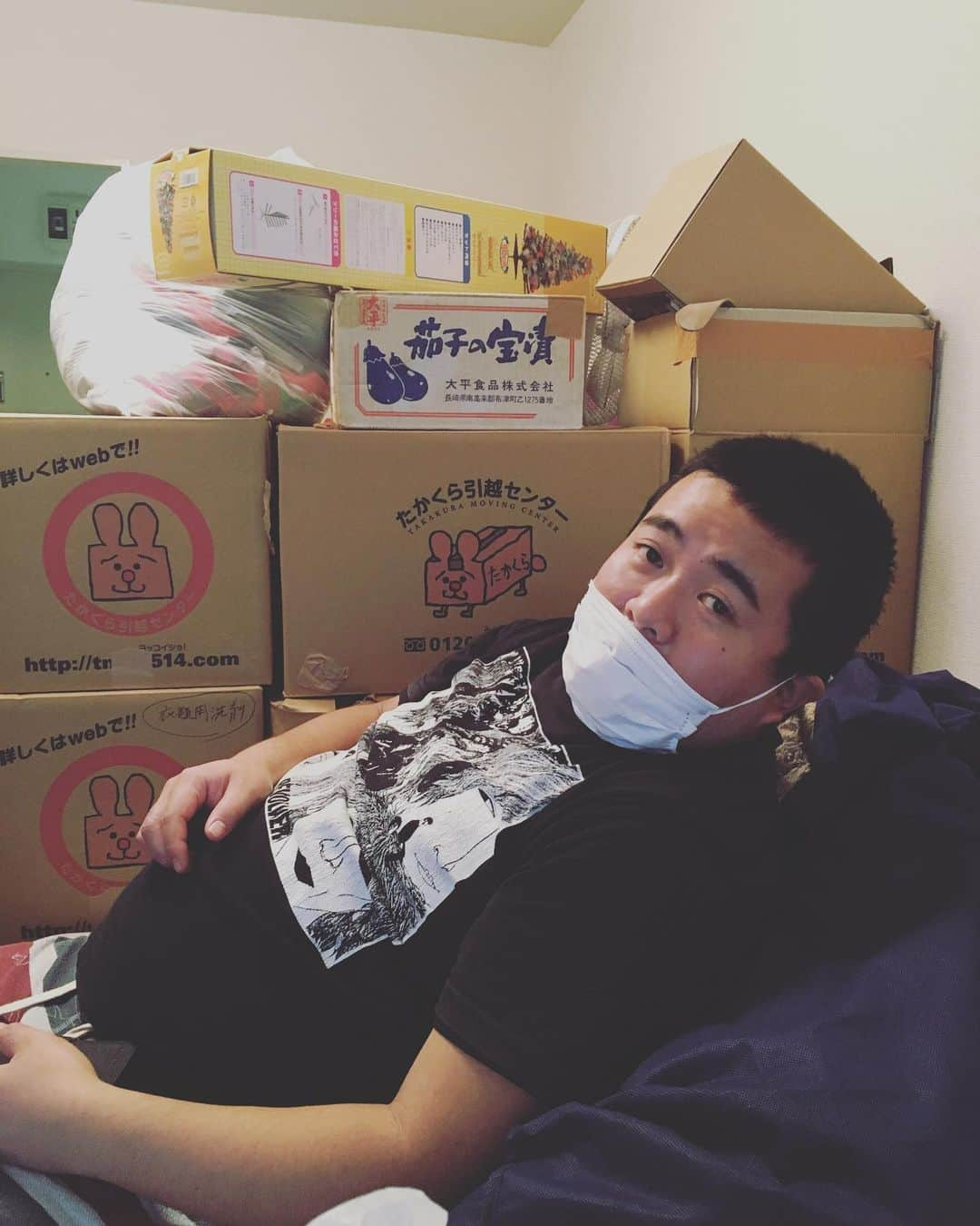 井元英志のインスタグラム：「えいじ引っ越ししたよ！7年住みました！引っ越してきた時みたいにまた市川フーに引っ越し手伝ってもらいました！市川フーとの思い出がありすぎて泣きそうです🥹 #引っ越し #市川フー」