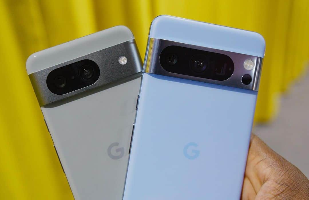 マーケス・ブラウンリーのインスタグラム：「Got hands-on with the TOP SECRET (lol) Pixel 8 and 8 Pro, and... I really like them. Lots of promising improvements, including Tensor G3, new cameras and the brightest srceen I've ever seen on a phone 👀 Full video is on the channel now!」