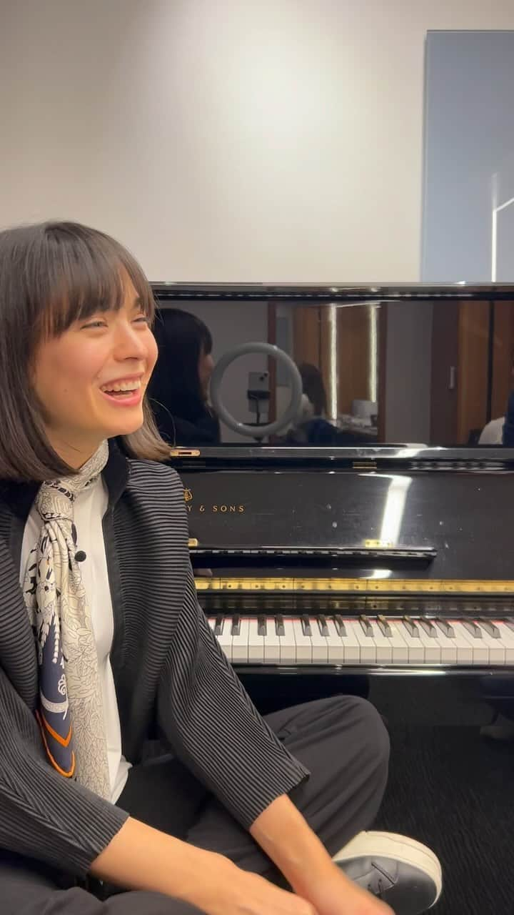 アリス＝紗良・オットのインスタグラム：「Quickfire questions with @alicesaraott_official 🎹⚡️   Ahead of her concert this evening, we sat down with Alice to learn about her pre-concert prep, first concert and favourite memories of performing Franz Liszt’s Totentanz.   Last chance for tickets at lso.co.uk/whatson  #alicesaraott #pianist #classicalmusic #londonsymphonyorchestra #pianistsofinstagram」