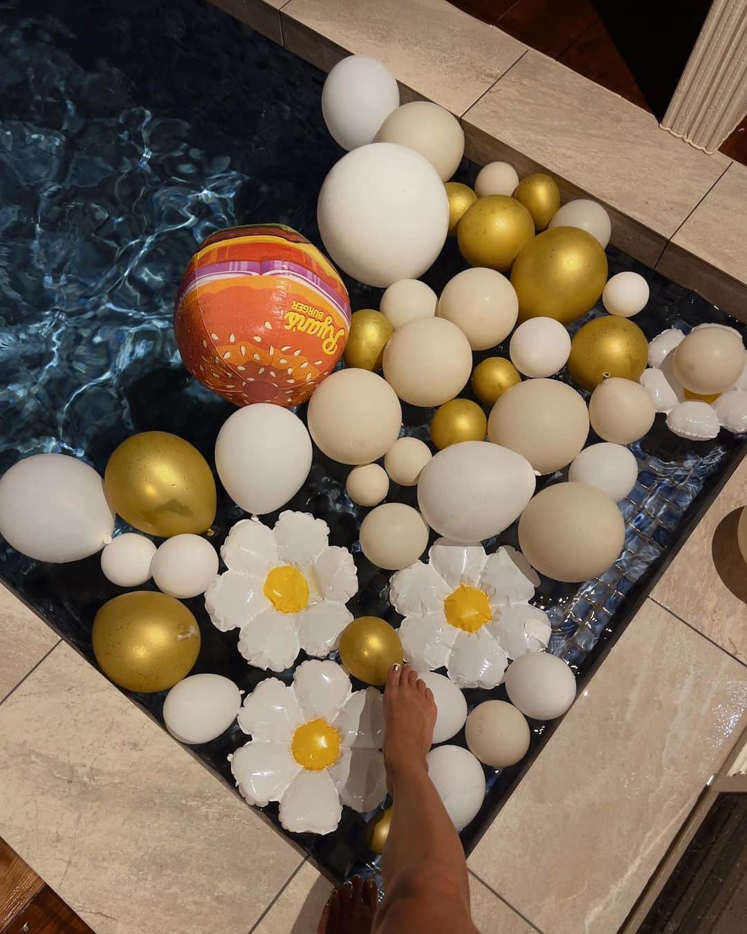 Miwakoのインスタグラム：「🌼🎈🤍💛 pool: @marinetopia__resort」