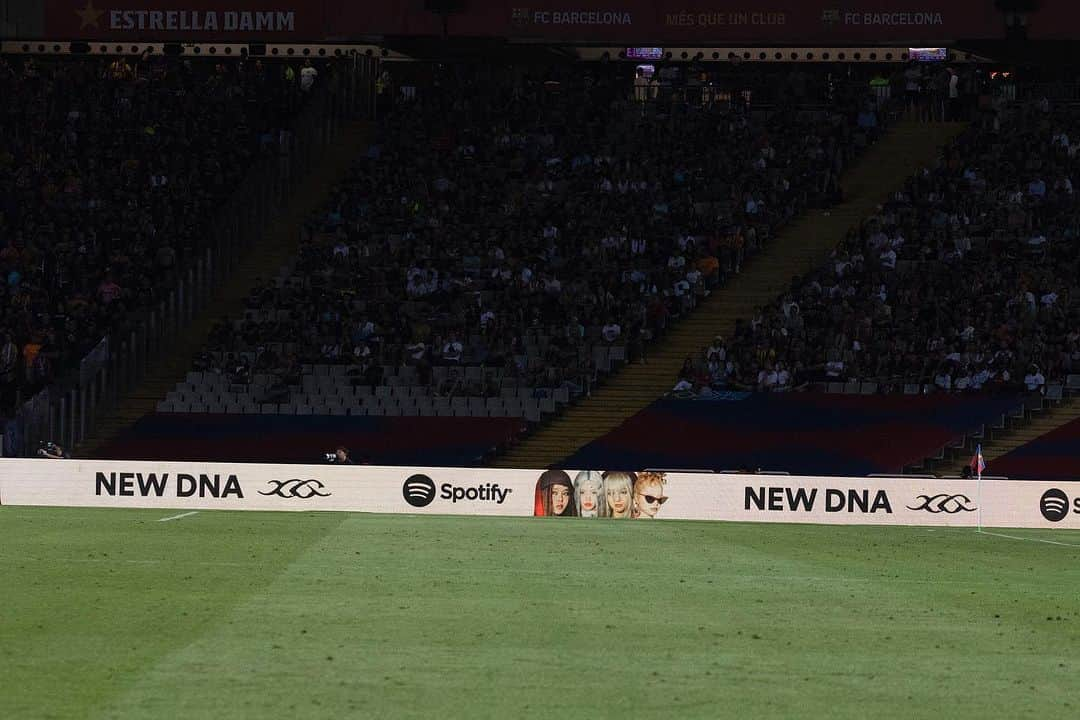 サイモン さんのインスタグラム写真 - (サイモン Instagram)「♾️🤍⚽️🏟️🧬」10月4日 23時37分 - simonjakops