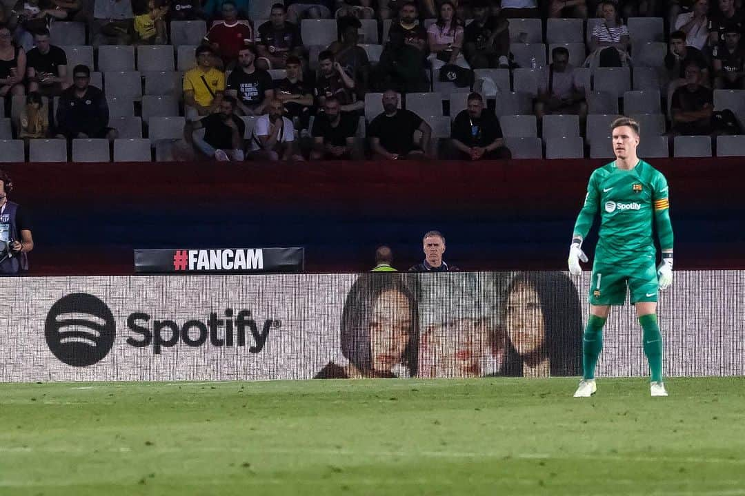 サイモン のインスタグラム：「♾️🤍⚽️🏟️🧬」