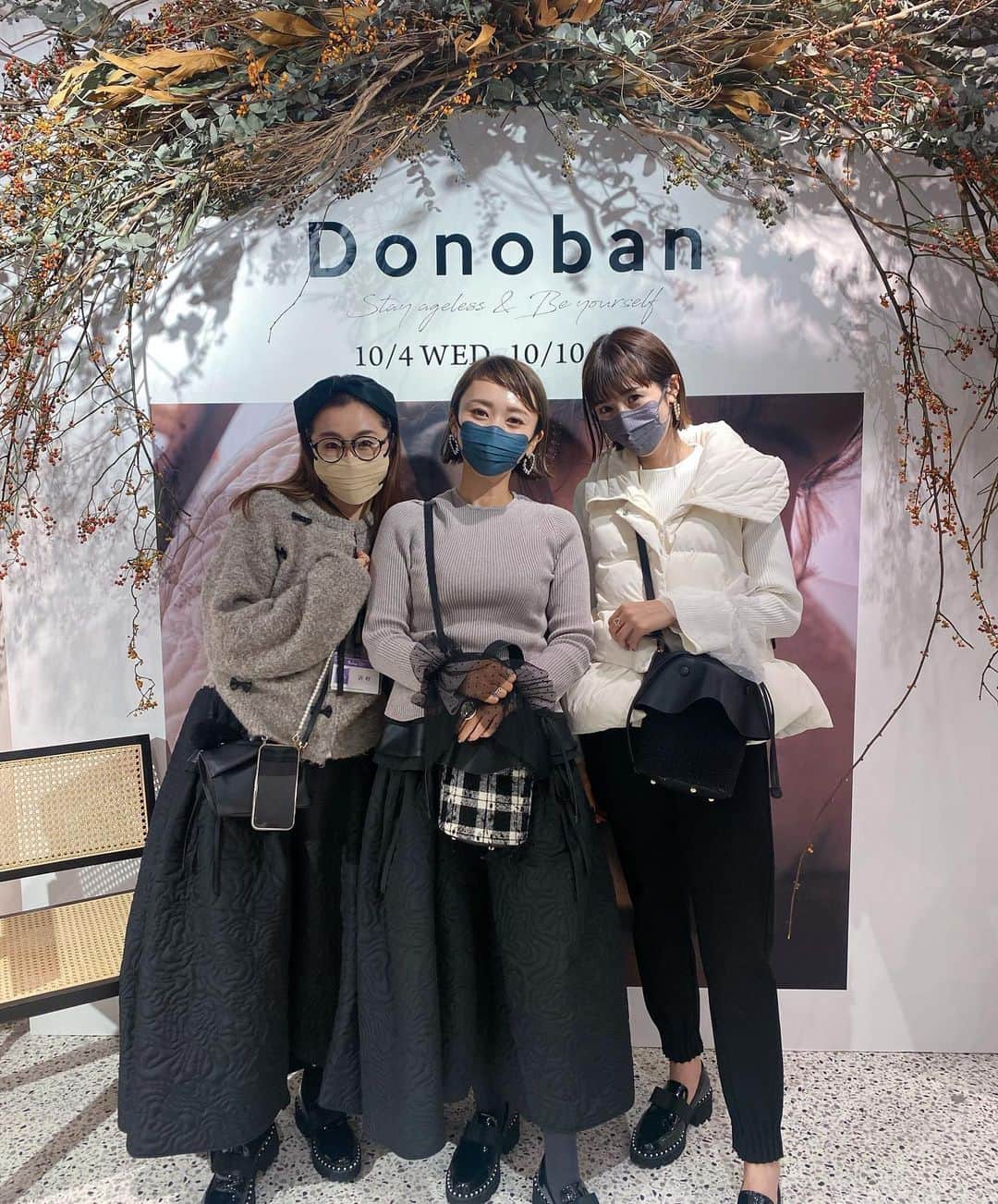 松本亜希のインスタグラム：「・ 梅阪popup初日が終わり、 ドノバンチームとご飯食べながらミーティングし、今帰宅中でございます。  改めまして、、 初日、本当に沢山のお客様をお迎えさせていただき、 接客させていただきまして、本当にありがとうございました。初日、19時台まで整理券となり、予想を上回る大変多くのお客様にご来店いただきまして、心からお礼申し上げます。 それと共に、朝からお並びいただいたにも関わらず何時間も入店までお待たせさせてしまったお客様、並びに、整理券の時間では間に合わないと入店できなかったお客様、誠に申し訳ございませんでした。  いつもご来店くださる方も、初めましてのお客様も、 皆様本当にありがとうございました。 書いてても泣けてきますが、沢山のお客様に#akiron_donoban コラボをご愛用いただきまして、 本当に幸せです。  明日二日目も開店10時から、元気に店頭にてお待ちしております♡ 今日の反省も含めて、明日ご来店いただけるお客様に気持ちよく店内をご覧いただけるように、精一杯頑張りたいです！ 16時まで店頭に居りますので、ご都合合いましたら是非お越しくださいませ。  皆様、いつも本当にありがとうございます❤️❤️❤️ 心から感謝申し上げます🙇‍♀️涙 _________________________________ #akiron_donoban  #donoban#ドノバン #popupshop  #阪急うめだ本店 #梅阪 #ブーツ#ローファー #コラボ企画 #コラボ」