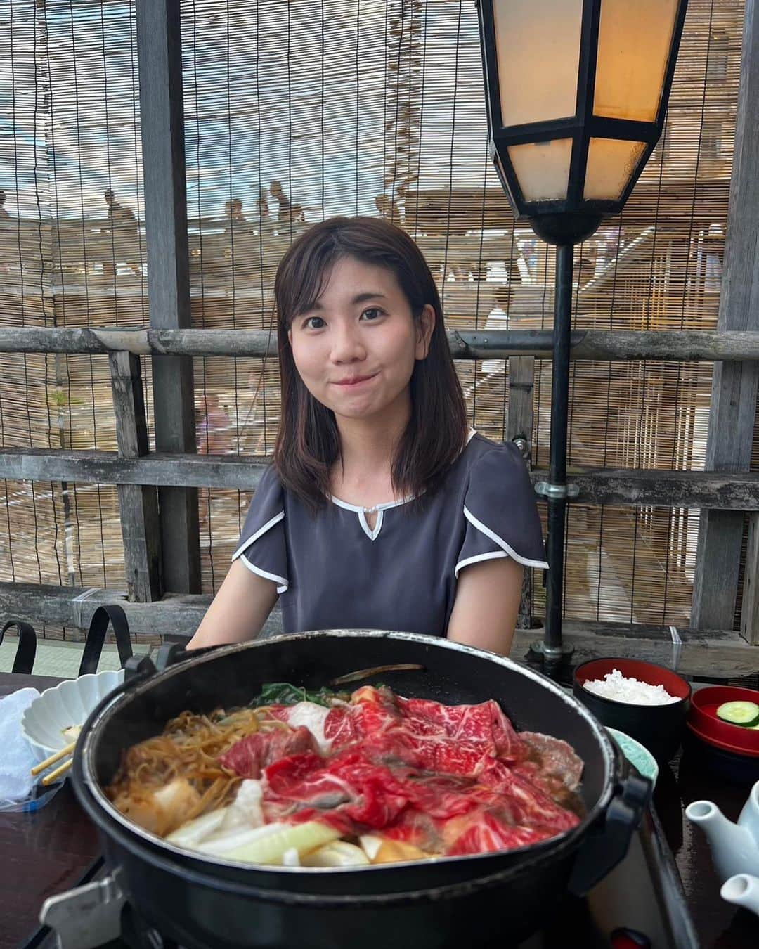 東條麻依子のインスタグラム：「朝夕は少しずつ 涼しくなってきましたね🍁 昼間は暑くて本当に異常気象です🥲 . 夏の終わりの写真 先日、学生時代過ごした京都へ 京都の夏といえば川床！ . 平等院鳳凰堂では 思わず10円玉と📸 鳳凰がかっこよかった！ フルーツやくずきりを抹茶ソースにつける抹茶フォンデュも絶品でした🫶🏻 . #京都#川床#平等院鳳凰堂#川床#夏の終わり#秋がやってきた#抹茶フォンデュ」