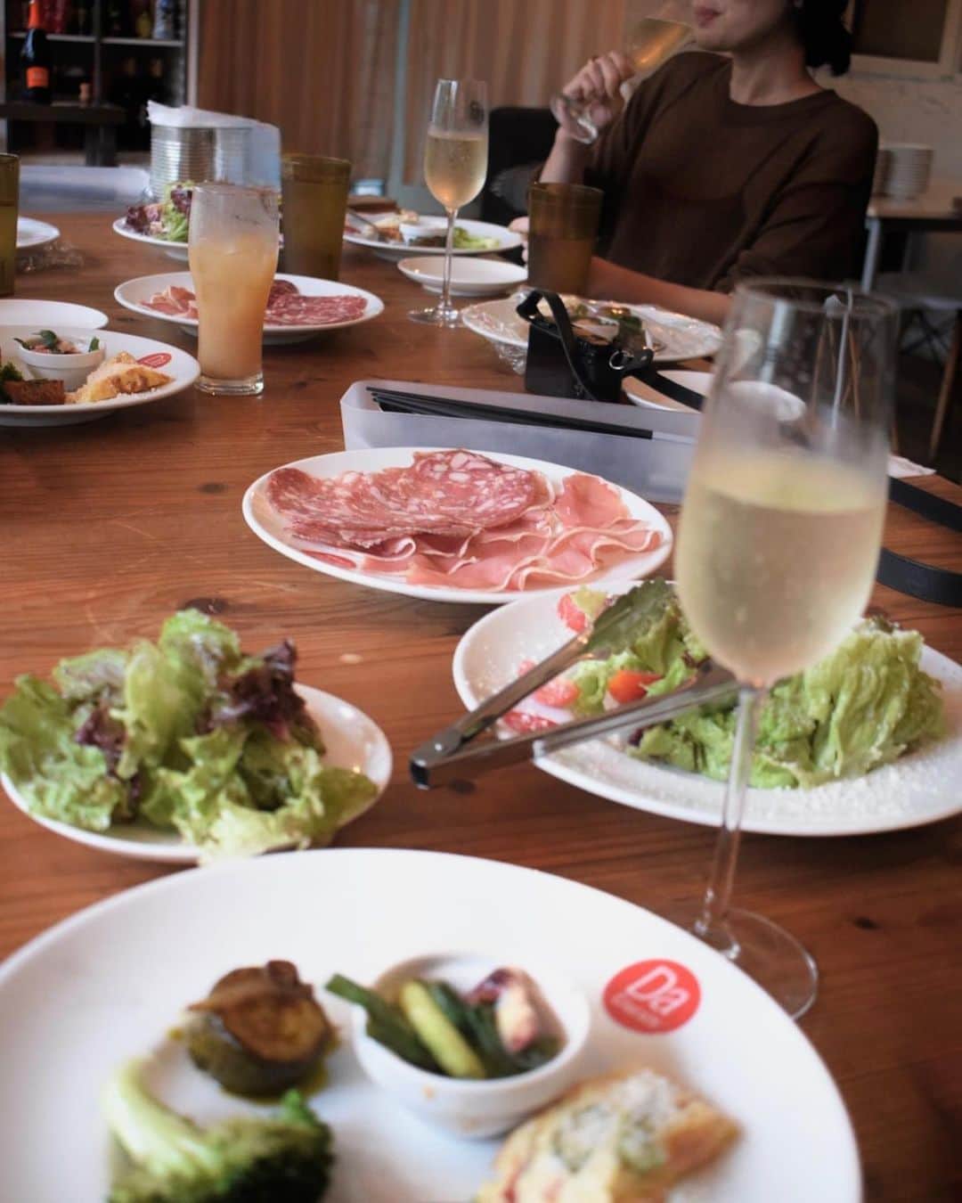 山﨑さおりのインスタグラム：「美味し幸せTIME⏳ 久っっっしぶりにやっと会えた友達から、 そう言えばゆっくり話すのって初めてやねーな友達まで🤝🏻 今までの友達も、新しく出会う友達もいる事が 嬉しいなぁ〜とじんわーりしたここ最近でした🌛♡  #9月のあれこれ」