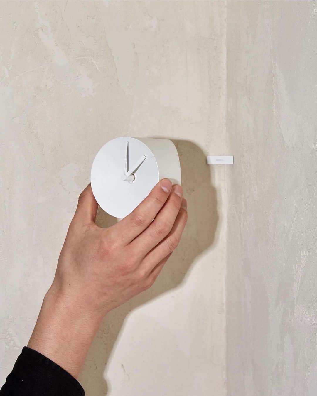Design Milkさんのインスタグラム写真 - (Design MilkInstagram)「Make use of (literally) ever corner of your house with @b_o_u_d’s Mosery collection! 👀 Designed to fit snugly in those linear liminal spaces, this collection comprise a timepiece, small paper calendar, incense holder, + small cross.  You might think, "what a random selection of items!" Well, each object’s use + form was chosen to convey the flow of time and spatial element of the here + now. ⏱️✨  How does it stay put? Find out at the link in bio. 🔗  🏷️ #BOUD #mosery #clock #wallclock #timepiece #clockdesign #calendar #wallcalendar #calendardesign #incenseholder #cross #moderndesign #moderndesigns #homeaccessories #homedecor」10月4日 23時41分 - designmilk