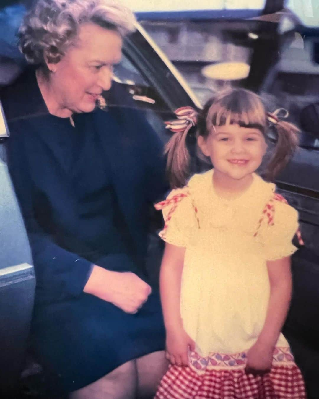 リース・ウィザースプーンのインスタグラム：「To all the grandmas out there... you are so important!! My grandma Dorothea was a huge part of my childhood. She picked me up for school every day, helped with my homework, read stories to me (with lots of silly voices), taught me to bake gingerbread cookies and drink tea out of fancy cups for fun. Everything she did was magical to me. I was so lucky to have her encouraging my creativity and learning. Here's to all the grandparents in the world raising our littles! Keep up the great work 💖    My dream is that my BUSY BETTY children’s books help foster those moments of memorable connection with our kids. Head to the link in bio and grab some copies for the little readers in your life!」