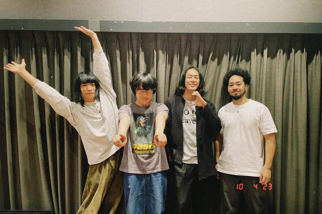 崎山蒼志のインスタグラム：「ツアーリハでした！いい感じ  ツアー"燈火" 10/12から、東名阪クアトロ回ります。 東京はソールド！ありがとうございます。大阪と名古屋はまだチケットあります。お待ちしています！  @amrc_zariga2  @koresuke  @morimasa55」