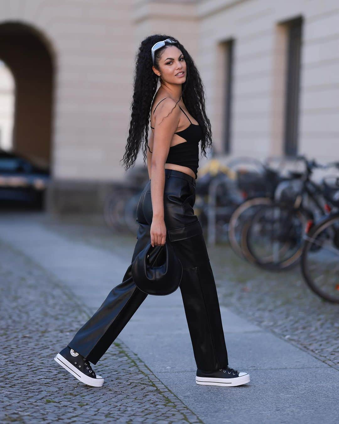 Julianna Townsendのインスタグラム：「Just add black and you’re ready to go anywhere 🖤  📸 @jeremy.moeller   #ONYGO #ONYGOstyle #cargopants #converse #ootd #autumnvibes」