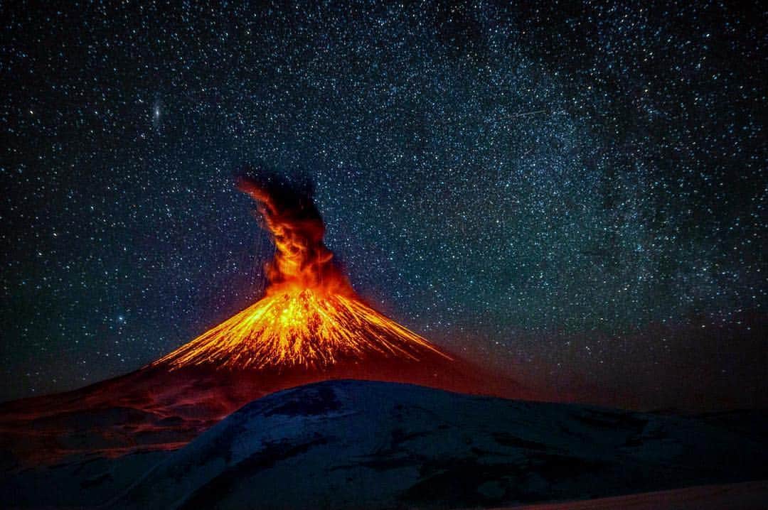 ジミー・チンさんのインスタグラム写真 - (ジミー・チンInstagram)「Let it burn. Surreal night on the Kamchatka Peninsula, Russia, with @travisrice @ejackshreds @marklandvik @gwheels @jtaylorsmith @rbmhfilms @tetonjon」10月4日 23時52分 - jimmychin
