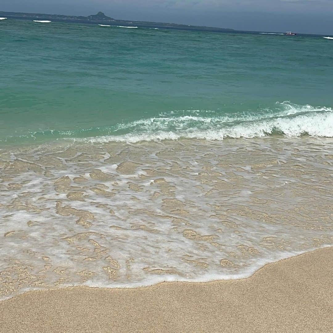 漆山葵さんのインスタグラム写真 - (漆山葵Instagram)「沖縄旅行２日目 瀬底ビーチが本当に暑くて滞在時間15分⛱️ ２日目も充実👏 #瀬底ビーチ#万座毛#美ら海水族館 #沖縄そば#ブルーシール」10月4日 23時49分 - a3r21n32