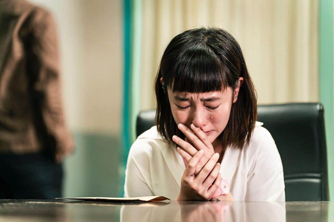 ジングルワンのインスタグラム：「《台中；小美》  去年夏天是混濁的。  不大清楚自己身在何處、也不明白心在哪裡。炎炎夏日過程漫長又醜陋，當我在不同劇本裡經歷的生離死別真真實實地發生在王淨身上的時候卻頓時不知道該如何是好，而那些演練過的情緒在沒有角色的庇護下又是多麼的措手不及。  我以為沒有情緒是堅強，也以為感受不到悲傷是成長，於是小美帶著我踏上陳桂林那荒誕罪惡又澎湃的列車，我所看到的風景並不完整，老實說，很片段，卻很震撼。  一直到殺青的那天，我又踏上了那班列車，我知道那裡是終點，但我遲遲不敢下車。桂林下車了，小美也該下車，但王淨不敢，也不想。  我非常空洞，面對最後一顆鏡頭也很害怕，我不知道自己為什麼這麼空白，第一次在現場這麼深刻的絕望又慌張。我找不到程小美，也找不到自己。 我不明白為什麼人時間到了非得要說再見？為什麼我們要殺青？為什麼我們要分別？  精甫導演問我，如果此刻我最想跟一個人說說話，我最想打給誰？當下我直覺地想到了兩個人：  一個是外婆，另一個是陳桂林。  他們都離開了，徹徹底底地走了。而我一個人在那個不屬於我的小房間裡。至始至終都分不清楚到底哪一刻是戲哪一刻又是人生，於是電話那頭響了，  我聽到陳桂林的聲音 我聽到他說：「豬頭，怎麼啦？」 我聽到他還在  我接著聽到好多好多的聲音 我聽到以前烈姐跟我說：「再見就是還會再見面的意思喔。」 我聽到導演說：「離開角色之後，我們會在現實生活中相遇。」  我聽到阿婆用客家話跟我說：「回家小心，下禮拜記得回來吃飯。」 我聽到那些一個個離開的人都跟我說 要好好照顧自己  我聽到小美跟我說：  「好了，我們走吧。」  好，那我們走吧。  我不知道這世界上有沒有絕對的善或惡，但我知道愛的存在，也知道在那些情緒墜落的瞬間裡，總會有一雙雙手接住我，  那就是愛吧。  2023.10.04  #地點與角色和我」