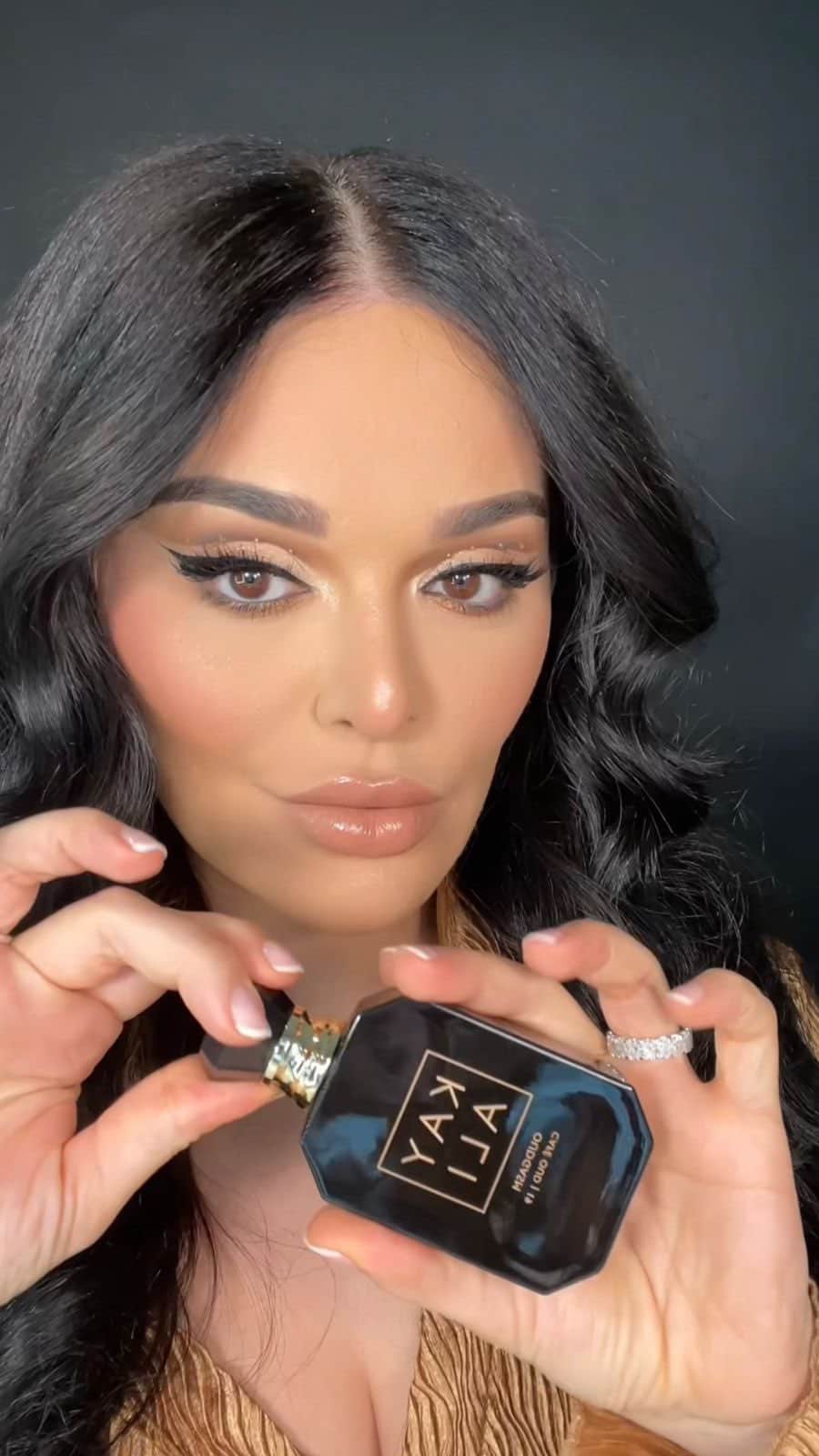 Huda Kattanのインスタグラム：「Love this #OudgasmInspired glam done by my SUPER talented team @shirinnabati.makeup and @kimmyhairdxb!! 🖤✨」