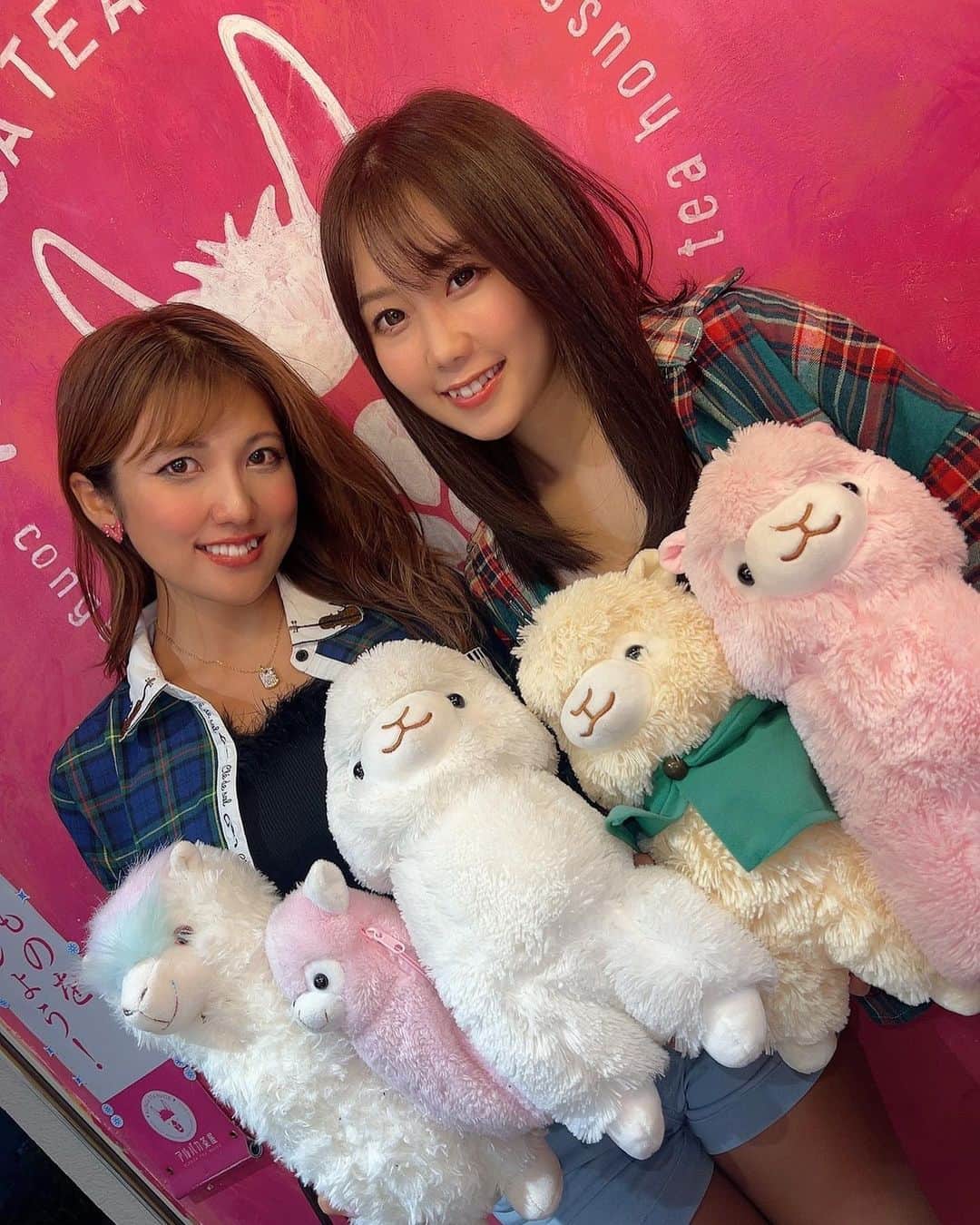 神谷麻美さんのインスタグラム写真 - (神谷麻美Instagram)「#アルパカ茶屋 で#黒糖ミルク タピオカ飲んだぁ💖😘🥤💖🦙🦙💖 すごく美味しいっ💖🥰🥰💖✨️  タピオカもちもち(ﾉ)*´꒳`*(ヾ)ﾓﾁﾓﾁ💖✨️  お店にアルパカいっぱいいて可愛すぎる💖🦙🦙💖 ✨️ もふもふ💖꒰⑅•ᴗ•⑅꒱💖✨️  ガチャガチャで可愛いキーホルダーゲットしたぁ💖🥰🦙💖✨️  💖✩⃛ೄ·̩͙꒰ঌ🦙໒꒱·̩͙✩⃛ೄ💖✨️  今日も双子ちゃんと楽しかった💖🤘🥰🥰🤘💖✨️  #アルパカ 大好きっ❤️💖꒰⑅•ᴗ•⑅꒱💖❤️✨️  PR @alpacachaya  #池袋スイーツ #池袋タピオカ #池袋カフェ #池袋テイクアウト #池袋食べ歩き #池袋デザート」10月5日 0時01分 - asamice428