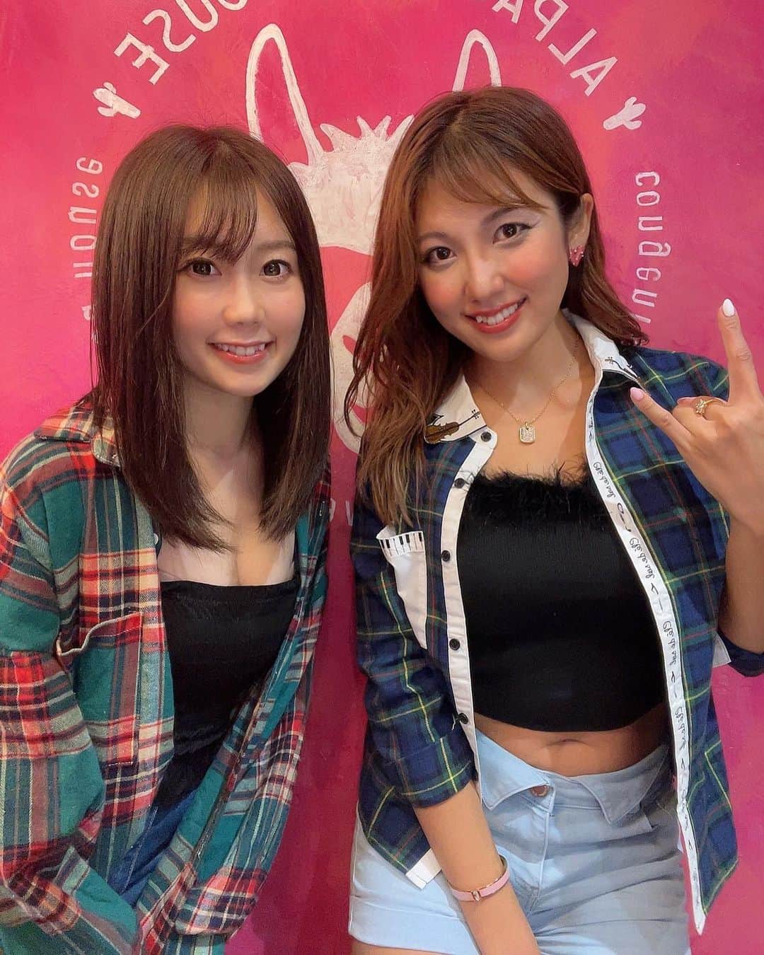 神谷麻美さんのインスタグラム写真 - (神谷麻美Instagram)「#アルパカ茶屋 で#黒糖ミルク タピオカ飲んだぁ💖😘🥤💖🦙🦙💖 すごく美味しいっ💖🥰🥰💖✨️  タピオカもちもち(ﾉ)*´꒳`*(ヾ)ﾓﾁﾓﾁ💖✨️  お店にアルパカいっぱいいて可愛すぎる💖🦙🦙💖 ✨️ もふもふ💖꒰⑅•ᴗ•⑅꒱💖✨️  ガチャガチャで可愛いキーホルダーゲットしたぁ💖🥰🦙💖✨️  💖✩⃛ೄ·̩͙꒰ঌ🦙໒꒱·̩͙✩⃛ೄ💖✨️  今日も双子ちゃんと楽しかった💖🤘🥰🥰🤘💖✨️  #アルパカ 大好きっ❤️💖꒰⑅•ᴗ•⑅꒱💖❤️✨️  PR @alpacachaya  #池袋スイーツ #池袋タピオカ #池袋カフェ #池袋テイクアウト #池袋食べ歩き #池袋デザート」10月5日 0時01分 - asamice428