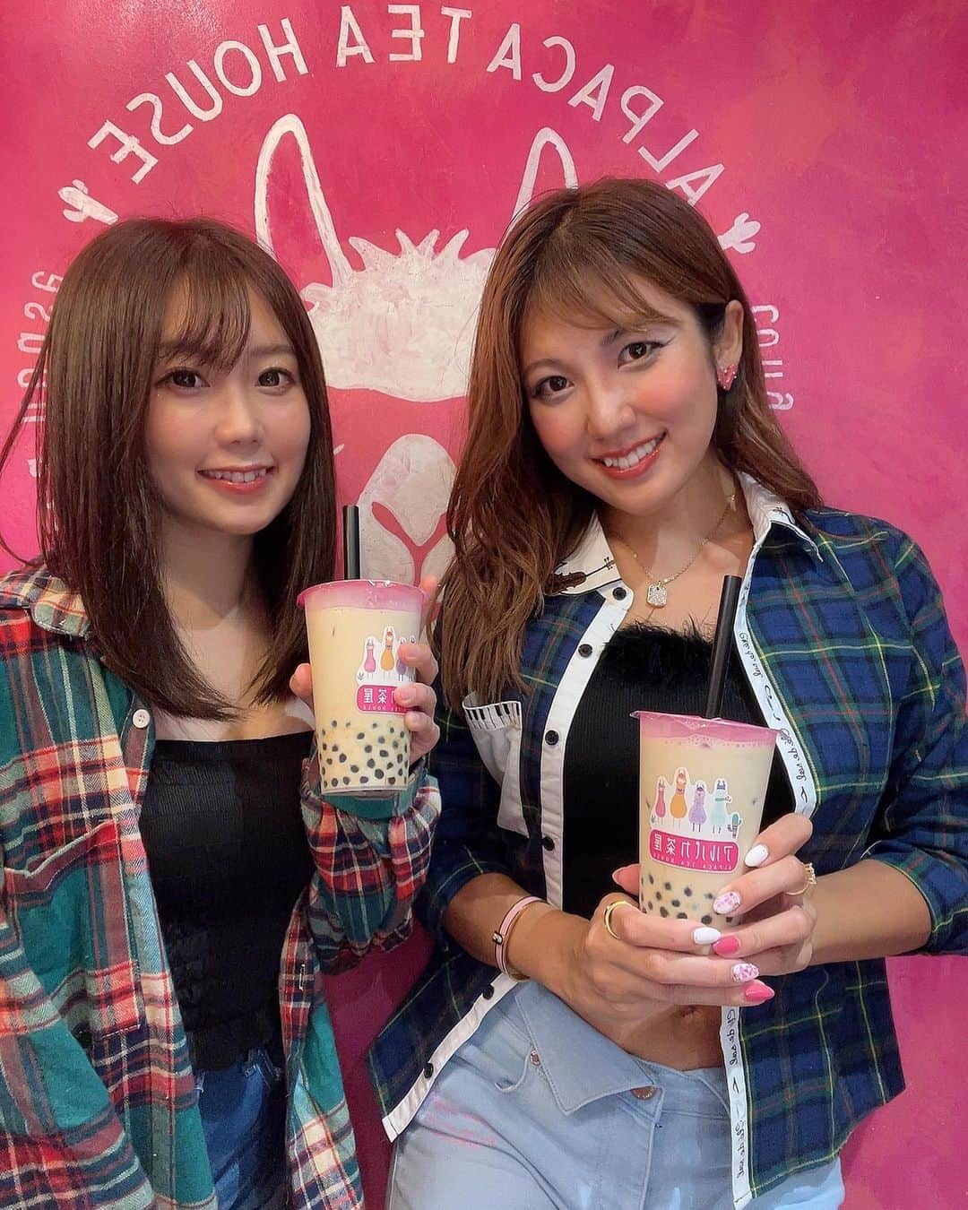 神谷麻美さんのインスタグラム写真 - (神谷麻美Instagram)「#アルパカ茶屋 で#黒糖ミルク タピオカ飲んだぁ💖😘🥤💖🦙🦙💖 すごく美味しいっ💖🥰🥰💖✨️  タピオカもちもち(ﾉ)*´꒳`*(ヾ)ﾓﾁﾓﾁ💖✨️  お店にアルパカいっぱいいて可愛すぎる💖🦙🦙💖 ✨️ もふもふ💖꒰⑅•ᴗ•⑅꒱💖✨️  ガチャガチャで可愛いキーホルダーゲットしたぁ💖🥰🦙💖✨️  💖✩⃛ೄ·̩͙꒰ঌ🦙໒꒱·̩͙✩⃛ೄ💖✨️  今日も双子ちゃんと楽しかった💖🤘🥰🥰🤘💖✨️  #アルパカ 大好きっ❤️💖꒰⑅•ᴗ•⑅꒱💖❤️✨️  PR @alpacachaya  #池袋スイーツ #池袋タピオカ #池袋カフェ #池袋テイクアウト #池袋食べ歩き #池袋デザート」10月5日 0時01分 - asamice428