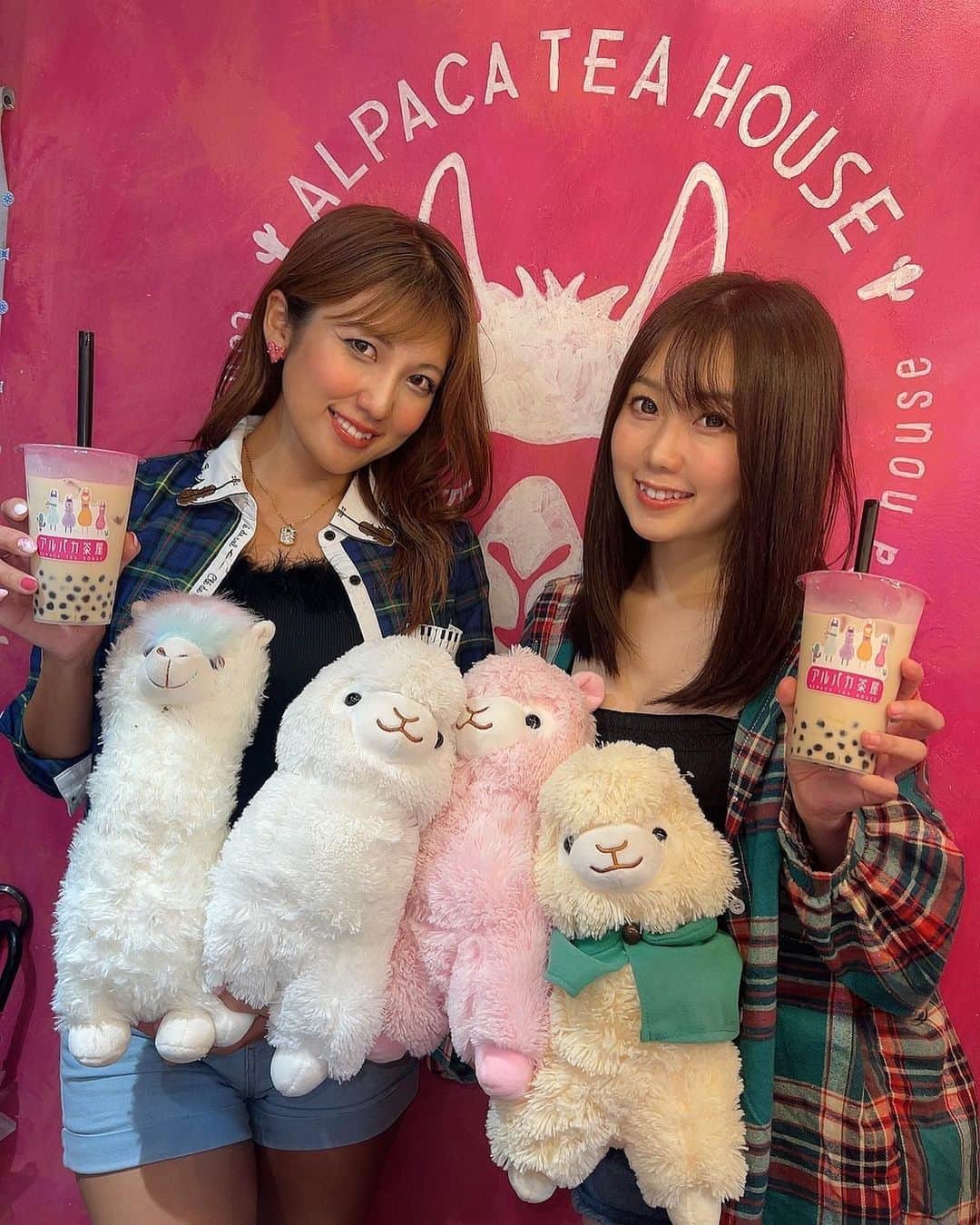 神谷麻美さんのインスタグラム写真 - (神谷麻美Instagram)「#アルパカ茶屋 で#黒糖ミルク タピオカ飲んだぁ💖😘🥤💖🦙🦙💖 すごく美味しいっ💖🥰🥰💖✨️  タピオカもちもち(ﾉ)*´꒳`*(ヾ)ﾓﾁﾓﾁ💖✨️  お店にアルパカいっぱいいて可愛すぎる💖🦙🦙💖 ✨️ もふもふ💖꒰⑅•ᴗ•⑅꒱💖✨️  ガチャガチャで可愛いキーホルダーゲットしたぁ💖🥰🦙💖✨️  💖✩⃛ೄ·̩͙꒰ঌ🦙໒꒱·̩͙✩⃛ೄ💖✨️  今日も双子ちゃんと楽しかった💖🤘🥰🥰🤘💖✨️  #アルパカ 大好きっ❤️💖꒰⑅•ᴗ•⑅꒱💖❤️✨️  PR @alpacachaya  #池袋スイーツ #池袋タピオカ #池袋カフェ #池袋テイクアウト #池袋食べ歩き #池袋デザート」10月5日 0時01分 - asamice428