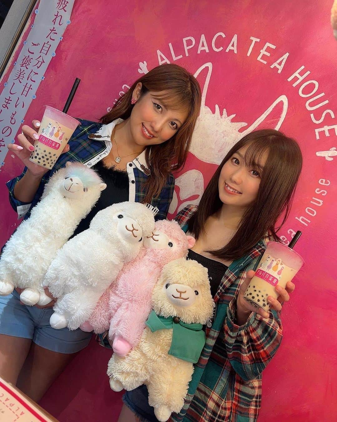 神谷麻美さんのインスタグラム写真 - (神谷麻美Instagram)「#アルパカ茶屋 で#黒糖ミルク タピオカ飲んだぁ💖😘🥤💖🦙🦙💖 すごく美味しいっ💖🥰🥰💖✨️  タピオカもちもち(ﾉ)*´꒳`*(ヾ)ﾓﾁﾓﾁ💖✨️  お店にアルパカいっぱいいて可愛すぎる💖🦙🦙💖 ✨️ もふもふ💖꒰⑅•ᴗ•⑅꒱💖✨️  ガチャガチャで可愛いキーホルダーゲットしたぁ💖🥰🦙💖✨️  💖✩⃛ೄ·̩͙꒰ঌ🦙໒꒱·̩͙✩⃛ೄ💖✨️  今日も双子ちゃんと楽しかった💖🤘🥰🥰🤘💖✨️  #アルパカ 大好きっ❤️💖꒰⑅•ᴗ•⑅꒱💖❤️✨️  PR @alpacachaya  #池袋スイーツ #池袋タピオカ #池袋カフェ #池袋テイクアウト #池袋食べ歩き #池袋デザート」10月5日 0時01分 - asamice428