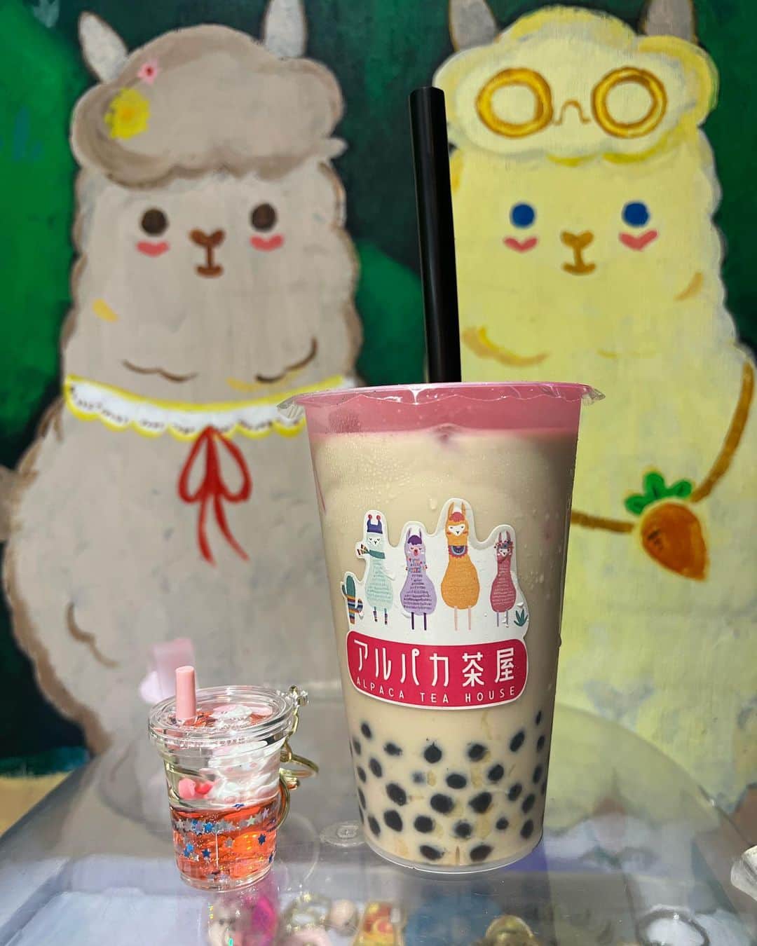神谷麻美さんのインスタグラム写真 - (神谷麻美Instagram)「#アルパカ茶屋 で#黒糖ミルク タピオカ飲んだぁ💖😘🥤💖🦙🦙💖 すごく美味しいっ💖🥰🥰💖✨️  タピオカもちもち(ﾉ)*´꒳`*(ヾ)ﾓﾁﾓﾁ💖✨️  お店にアルパカいっぱいいて可愛すぎる💖🦙🦙💖 ✨️ もふもふ💖꒰⑅•ᴗ•⑅꒱💖✨️  ガチャガチャで可愛いキーホルダーゲットしたぁ💖🥰🦙💖✨️  💖✩⃛ೄ·̩͙꒰ঌ🦙໒꒱·̩͙✩⃛ೄ💖✨️  今日も双子ちゃんと楽しかった💖🤘🥰🥰🤘💖✨️  #アルパカ 大好きっ❤️💖꒰⑅•ᴗ•⑅꒱💖❤️✨️  PR @alpacachaya  #池袋スイーツ #池袋タピオカ #池袋カフェ #池袋テイクアウト #池袋食べ歩き #池袋デザート」10月5日 0時01分 - asamice428