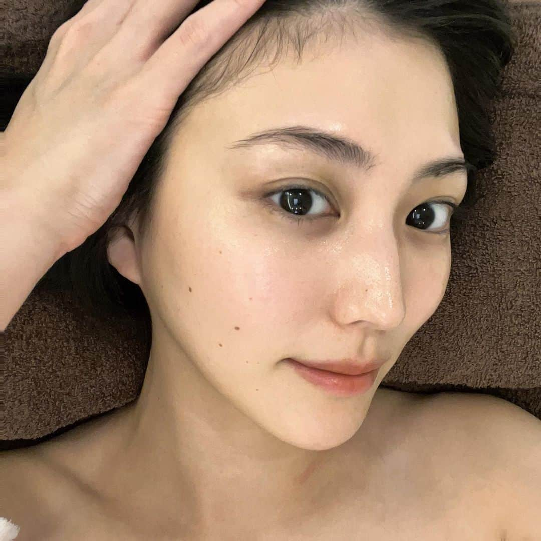 岩﨑名美さんのインスタグラム写真 - (岩﨑名美Instagram)「@m_plus.salon さんに撮影前のお肌ケアに行ってきました🌼  施術内容は ✔︎クレンジング ✔︎毛穴洗浄 ✔︎ニードレスインジェクター ✔︎EMS ✔︎フェイスとヘッドのマッサージ  ずっと気になっていたニードレスインジェクター🫧 ビタミンCとヒト幹細胞培養液をしっかり入れてもらいまして、、 信じられない即効力！！お肌ちゅるっちゅるに蘇りました💯  今キャンペーンもやってて、47500円のところが9,900円で施術できるみたいです😌  草加店もあるよ🫧 @private.beauty_salon   #麻布十番 #六本木 #麻布十番エステ #六本木エステ #東京エステ #エステ #エアー注射 #針なし注射  #ニードレスインジェクター #水光注射 #ビタミンC #人幹細胞 #PR」10月4日 23時57分 - nami_iwasaki