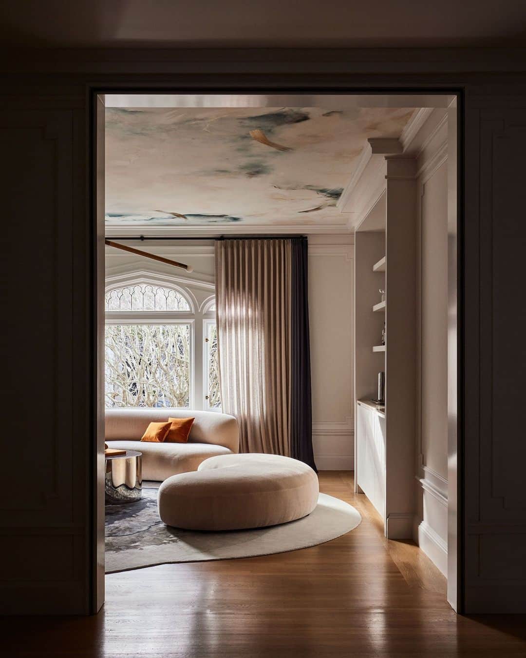 のインスタグラム：「This 1915 Edwardian in San Francisco basically had it all: grandly-scaled interiors, period details, and stately neighbors. Personality, however, was sorely lacking. Enter local firm Homework (@homeworkdesignshop), a design studio helmed by husband and wife duo Susan and Ben Work. “She wanted the spaces to spark joy and be something that she’d never seen before,” says Ben of the client. They proceeded to inject the house with luxurious touches and artful surprises. Here, the dreamy living room is crowned by an ethereal painted ceiling by local decorative artist @caroline_lizarraga “Sometimes she has her three-year-old on her hip while she does this,” Susan adds.  Click the link in bio to discover the rest of this sophisticated family residences. Written by @anna_fixsen. Photographed by @nicole_franzen.」