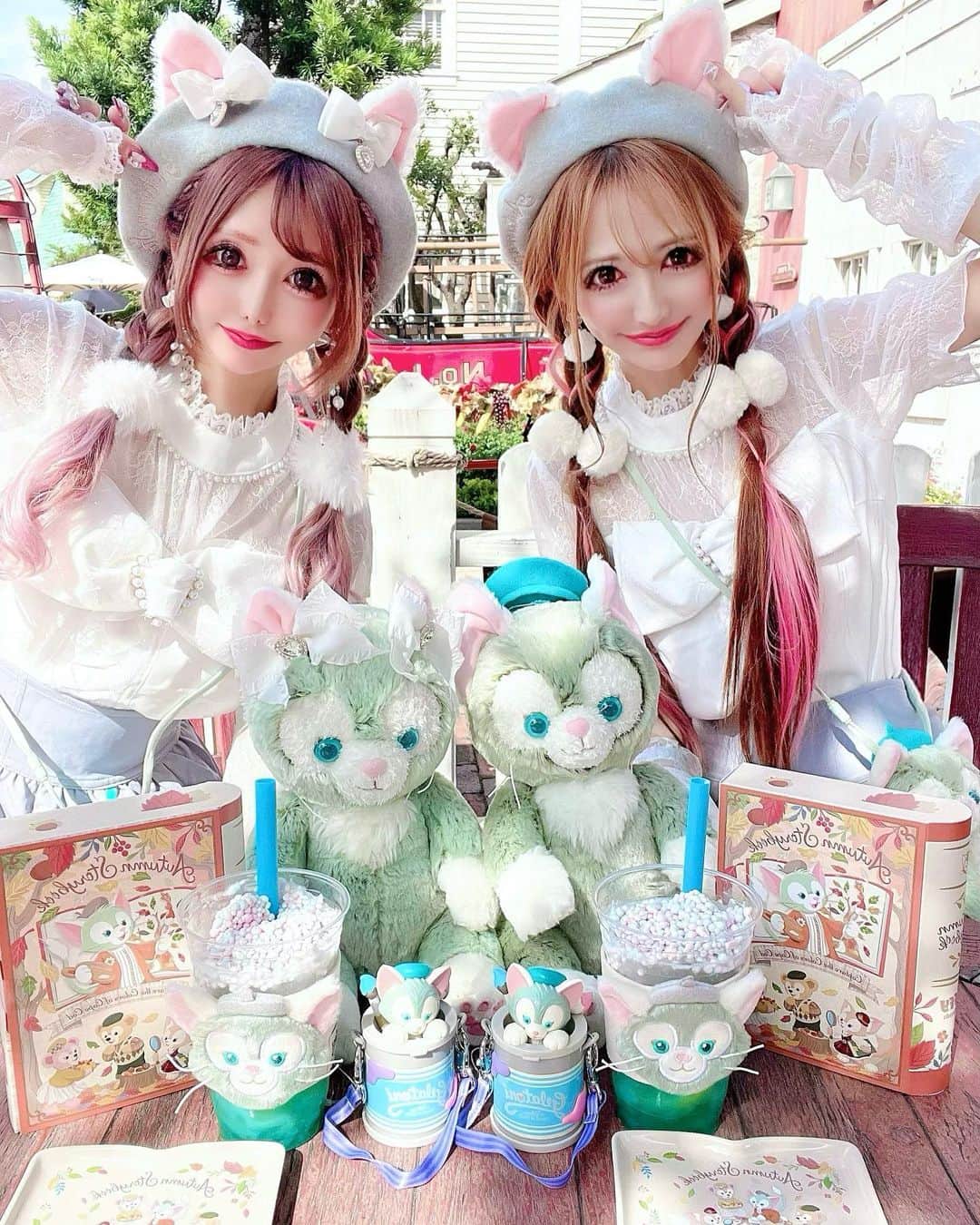 のインスタグラム：「♡ なめちゃん親子とジェラトーニlunch🐱💚🎀 ♡ 初のジェラグッズたち🐱💓💓💓 ♡ #ジェラトーニ #ジェラトーニコーデ」