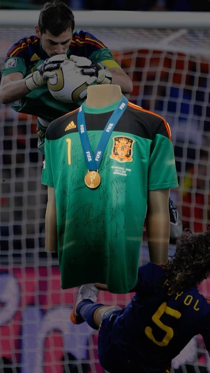 のインスタグラム：「FIFA World Cup Final 2010: What an unforgettable save against Arjen Robben 😲  The iconic Iker Casillas‘ green shirt from the final plus his World Cup medal 🥇 are on display at the Legends Experience in Madrid 🤩  Come check them out!  **********   Final de la FIFA World Cup  de 2010: Qué parada tan inolvidable contra Arjen Robben 😲  La icónica camiseta verde utilizada por Iker Casillas durante la Final,  junto a su medalla del Mundial 🥇 se exhiben en Legends Experience en Madrid 🤩  ¡Ven a verlos!  @fifaworldcup @ikercasillas #fifamuseum #museum #legend」