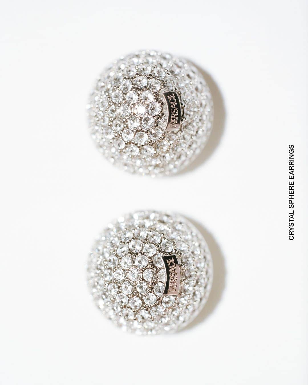 ジャンニヴェルサーチさんのインスタグラム写真 - (ジャンニヴェルサーチInstagram)「Crystal Sphere Earrings  Photography by Leonardo Scotti  #VersaceFW23」10月5日 0時00分 - versace