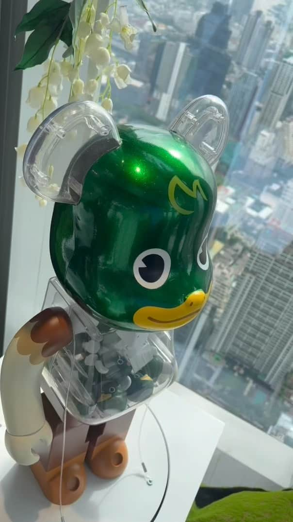 ボーイ・パコーン・チャッボリラックのインスタグラム：「Ducky “Crane With me” 🦆🏗️  Be@rbrick designed by me 🤗  ในที่สุดฉันก็มีหมีเป็นของตัวเอง!!!!  ใครรู้เหตุผลของการมีเขี้ยวบ้าง 🙋🏻‍♀️🙋🏻🙋🏼‍♂️  Thank you so much @medicom_toy @izumibon @artworksww it is a dream come true 🙏🏼🤩  @kingpowermahanakhon  #bearbrickworldwidetour3  #bearbrick」