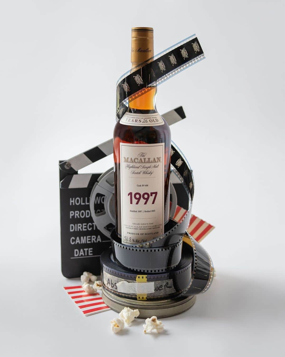 のインスタグラム：「A rare opportunity to explore those that have come before us.⁣ ⁣ The Macallan Fine & Rare 1997 has been photographed by Tim Walker, who exquisitely captures a year that was captivated by the glamour and allure of Hollywood. ⁣ ⁣ Discover more via link in bio.  ⁣ Crafted without compromise. Please savour The Macallan responsibly.⁣ ⁣ #TheMacallan #TheMacallaninCinema #FineandRare」