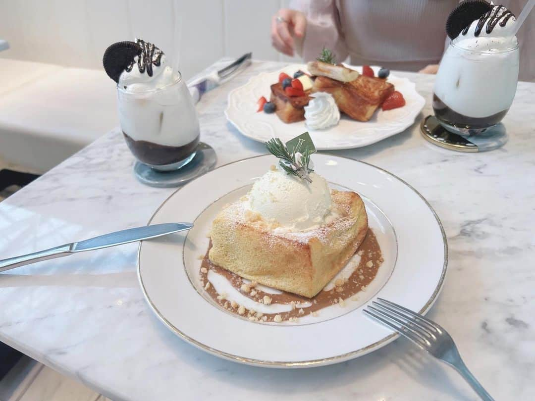 蒼井聖南のインスタグラム：「. . 渋谷駅から少し歩くけど 静かでキレイなカフェでした☕️❤︎ . ────────── #salondelouisjewerlycafe #サロンドルイジュエリーカフェ #渋谷カフェ #渋谷ランチ #渋谷グルメ #cafe #カフェ巡り #カフェランチ #fyp #instagood」