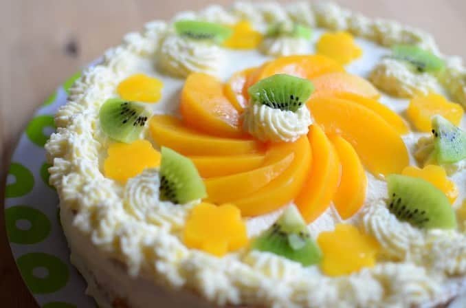 Rie's Healthy Bento from Osloのインスタグラム：「Peach Banana Kiwi Cream Cake 🍰🎂 very soft spongy cake 🍰🍰」
