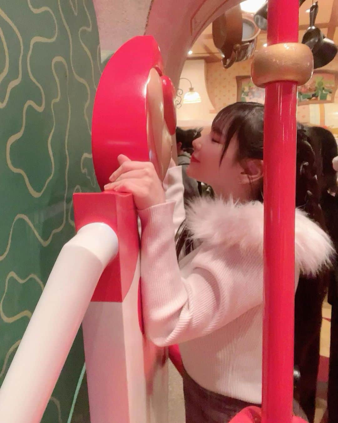 新垣優香さんのインスタグラム写真 - (新垣優香Instagram)「今年は月一位で行けてる気がする🩷🩷🩷 #夢と魔法の王国#そして今日は2023年ハロウィンを楽しめました#パレード最高だった#次はまた来月行きたいな#そして来年のDハロは人生初仮装したい#グラビアアイドル#新垣優香」10月5日 0時03分 - aragaki_yuka
