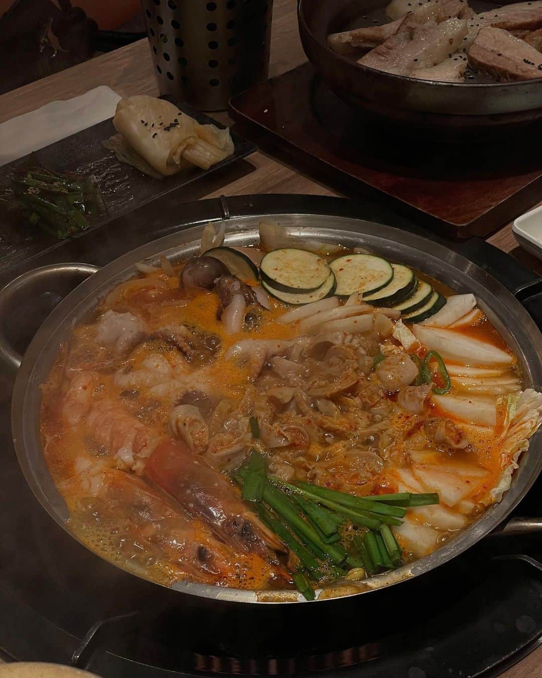のインスタグラム：「. 海老、タコ、ホルモンの入った 大好きナッコプセ🥘❤️‍🔥 宮川三種の神器鍋と呼んでる🛡️⚔️ #初めて呼んだ」