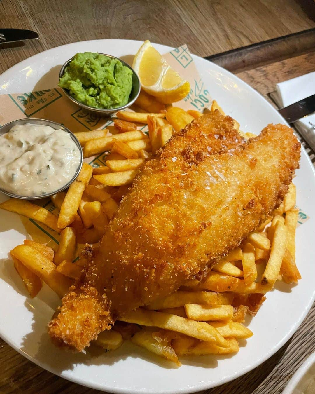 ユリ のインスタグラム：「📍 LONDON  #london #fishnchips」