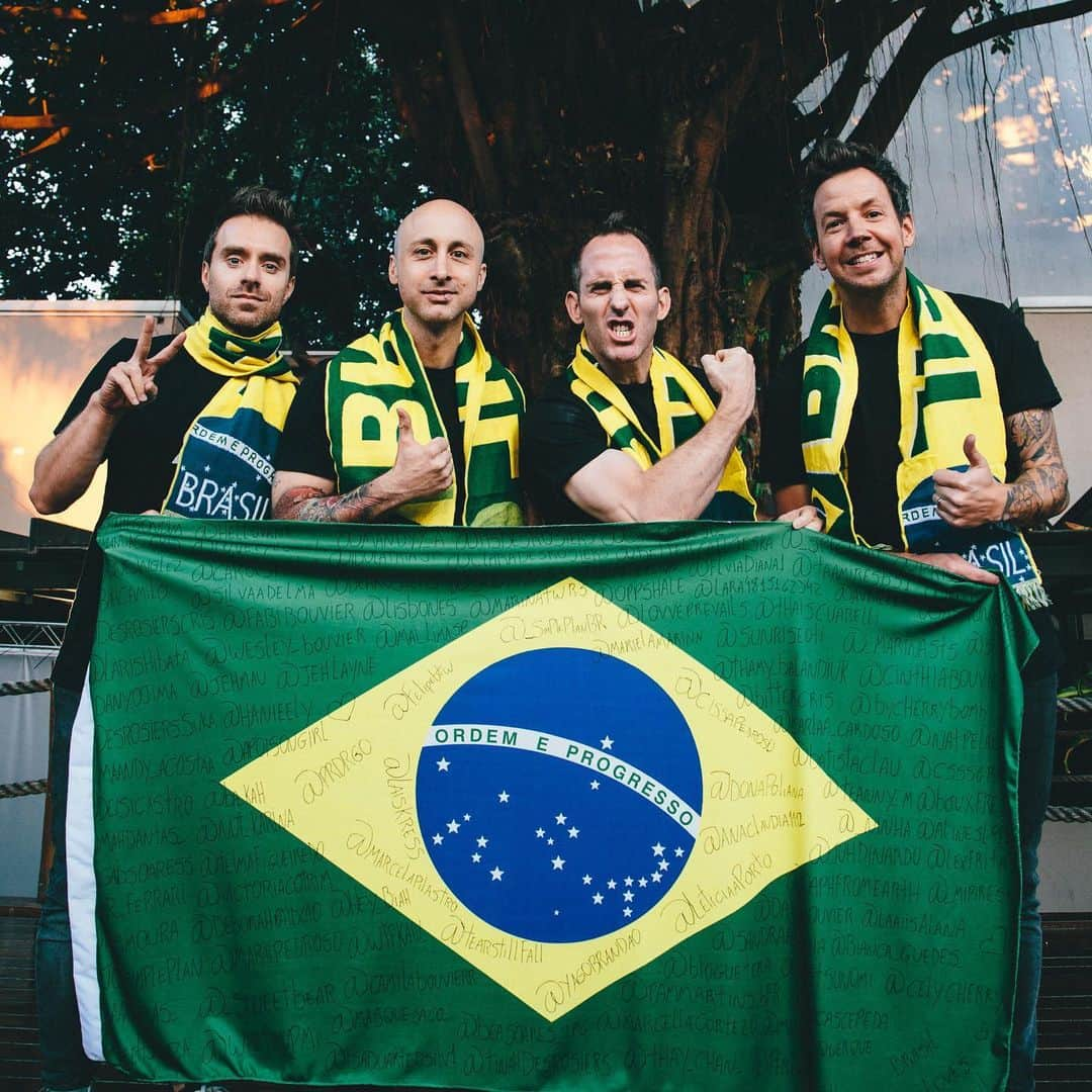 Simple Planさんのインスタグラム写真 - (Simple PlanInstagram)「It's time!!! Tickets for the @iwannabe.tour are officially on sale! 🇧🇷🇧🇷🇧🇷  We are so excited to finally be coming back to Brazil to play for all of you! Head to officialsimpleplan.com now to grab your tickets and VIP spots!! 🤩🤩🤩  Please note that we are offering our own VIP experiences and that they are available exclusively at our website officialsimpleplan.com You can choose between our Pre-Show Party, Ultimate Side-Stage Experience and the Post-Show Pizza Party. These 3 VIP options are the only ones we will be participating in during our shows in Brazil.  Important: Our VIP experience is sold as an upgrade and doesn’t include a ticket to the festival. To attend the show and the Simple Plan VIP, you still need a valid ticket for the festival (any category of ticket is fine).   We hope this clears things up!  March 2024 can't come soon enough!  See you at the shows!! 🤘⚡️🤘」10月5日 0時06分 - simpleplan