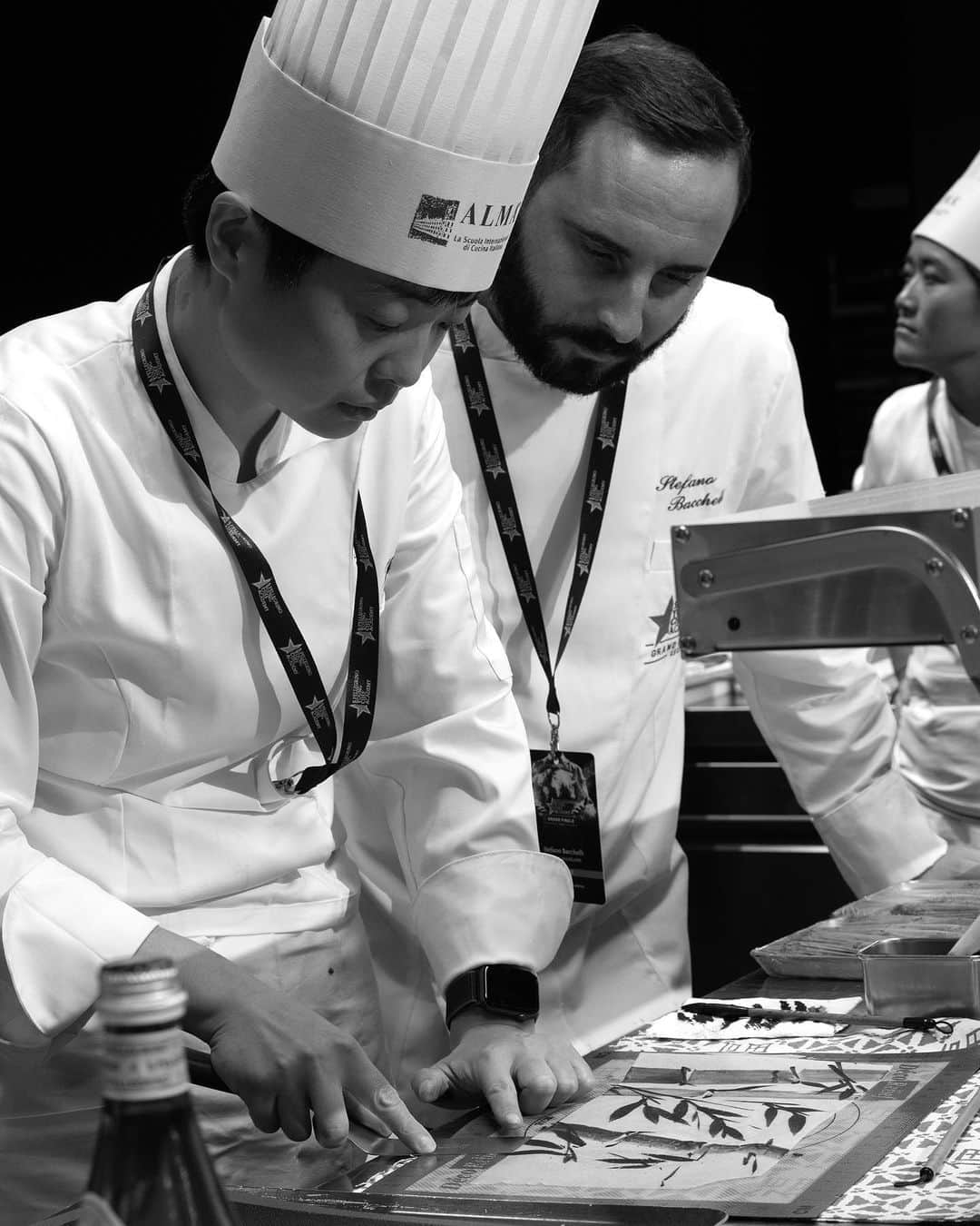 スコット・シューマンのインスタグラム：「Today and tomorrow I have the pleasure to experience the S.Pellegrino Young Chef Academy Competition 2022-2023 Grand Finale in Milan!  I’ve never photographed anything like this but the closest I could imagine is like backstage at a fashion show! The creativity, speed, concentration and absolute moments of singular focus bumping up against carefully synchronized teamwork is really a incredible scene.  @sanpellegrino_official teamed young chefs from all over the world with very successful mentors for this competition. Also there experiences that foster a real community among all the young chefs participating. Tomorrow they will announce the winner, I’ll keep you posted!  @spyoungchefacademy  @finedininglovers   #spyoungchefacademy  #sanpellegrino  #ad」