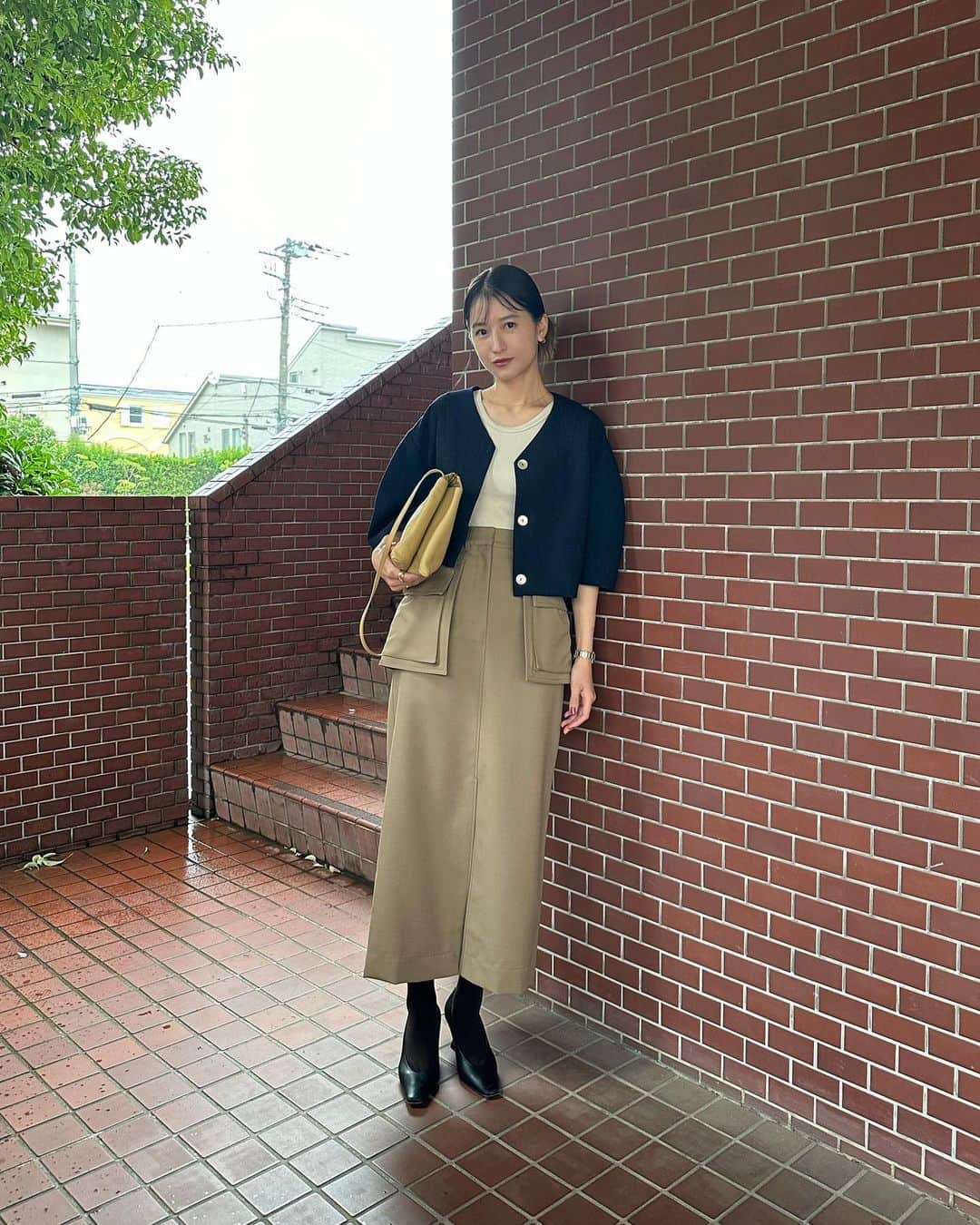 松本恵奈のインスタグラム：「久しぶりの私服です◯ 今日は少し寒かったのでタイツデビューしました♡  JK : clane(前シーズンのもの） t top : clane(発売中) SK : clane(発売中) tights : uniqlo  shoes : pellico bag : the row です。  FLOAT POCKET SKは結構前に 買ってあったのですが ずっと会社に置きっぱなしにしてたので 今日、初おろししました😂♡ 履いてみると改めて可愛いと 再確認。笑 すごく今の気分にぴったりで 沢山使いそうだな◯ （もっと早く持って帰っておけば良かったです😂） 発売中なので是非checkしてみてね♡  スタミキ×ユニクロ企画の時に買ったタイツもいい感じ♪ BRNを履いてるんだけど違うカラーも欲しくなりました♡ あと些細な事ですが、インナーはくすんだカラーが 気分になってきました◯ 中に着ているのは発売中のアメスリタンクのベージュです◯ ご参考までに♡ #私服 #clane」