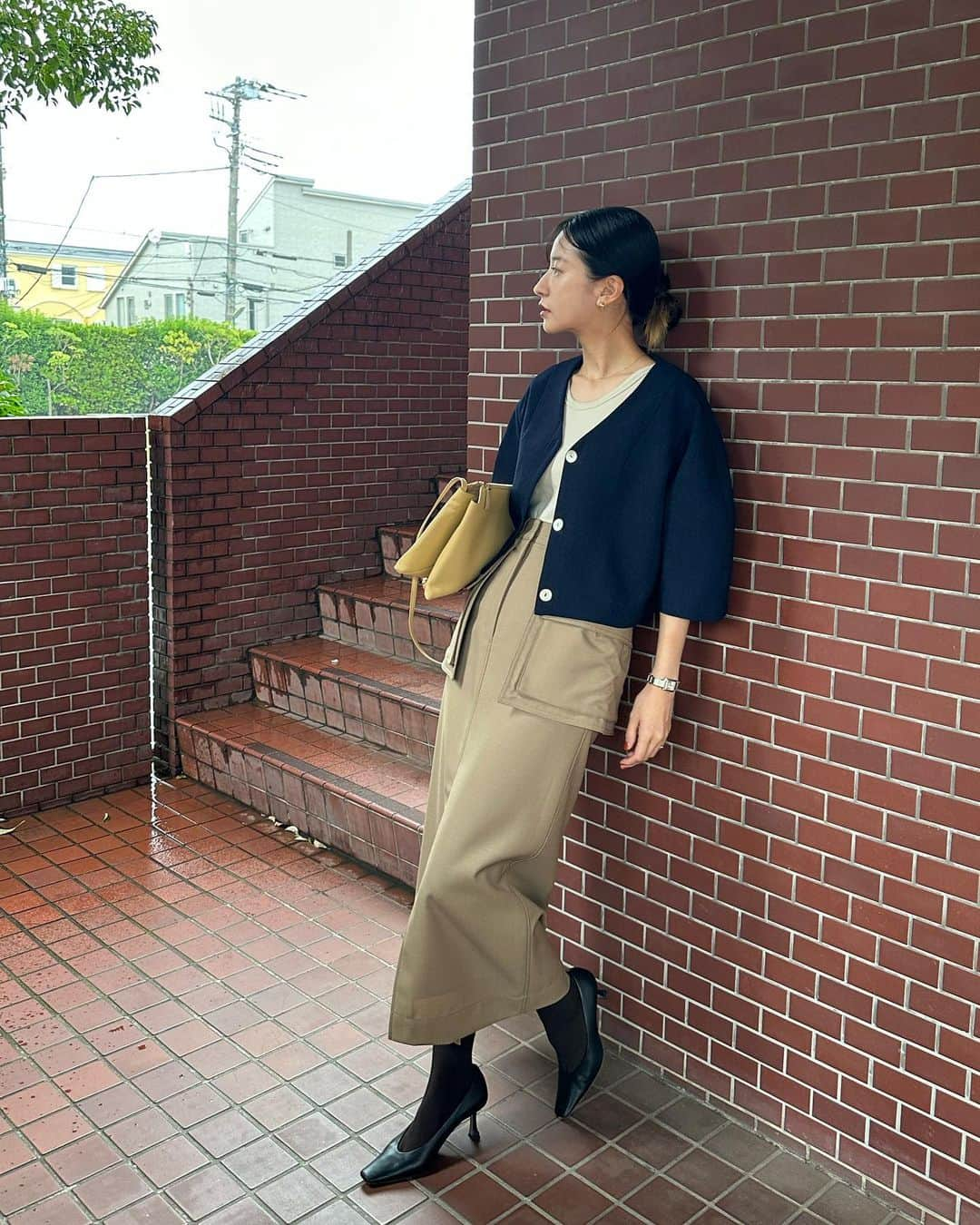 松本恵奈さんのインスタグラム写真 - (松本恵奈Instagram)「久しぶりの私服です◯ 今日は少し寒かったのでタイツデビューしました♡  JK : clane(前シーズンのもの） t top : clane(発売中) SK : clane(発売中) tights : uniqlo  shoes : pellico bag : the row です。  FLOAT POCKET SKは結構前に 買ってあったのですが ずっと会社に置きっぱなしにしてたので 今日、初おろししました😂♡ 履いてみると改めて可愛いと 再確認。笑 すごく今の気分にぴったりで 沢山使いそうだな◯ （もっと早く持って帰っておけば良かったです😂） 発売中なので是非checkしてみてね♡  スタミキ×ユニクロ企画の時に買ったタイツもいい感じ♪ BRNを履いてるんだけど違うカラーも欲しくなりました♡ あと些細な事ですが、インナーはくすんだカラーが 気分になってきました◯ 中に着ているのは発売中のアメスリタンクのベージュです◯ ご参考までに♡ #私服 #clane」10月5日 0時07分 - ena1123