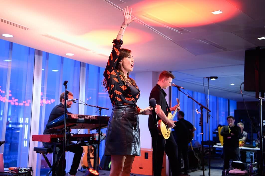 ナタリー・インブルーリアさんのインスタグラム写真 - (ナタリー・インブルーリアInstagram)「What an incredible evening performing such an intimate gig at the Top of the News UK Tower for @virginradiouk as the sun began to set over London. Thank you to everyone who came for making it a special Sunset Session with @smartymobileuk   @VirginRadioUK @smartymobileuk #sunsetsession #virginradiouk  Styling: @fredericalovellpank  @ysl  @nanushka」10月1日 4時28分 - natalie_imbruglia