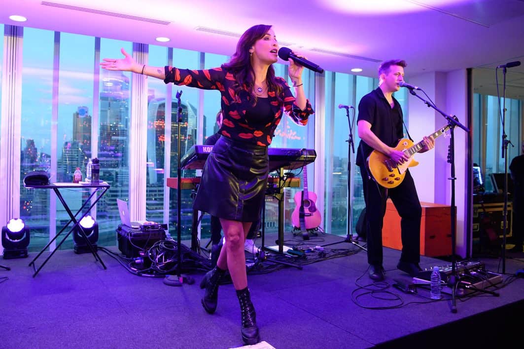 ナタリー・インブルーリアさんのインスタグラム写真 - (ナタリー・インブルーリアInstagram)「What an incredible evening performing such an intimate gig at the Top of the News UK Tower for @virginradiouk as the sun began to set over London. Thank you to everyone who came for making it a special Sunset Session with @smartymobileuk   @VirginRadioUK @smartymobileuk #sunsetsession #virginradiouk  Styling: @fredericalovellpank  @ysl  @nanushka」10月1日 4時28分 - natalie_imbruglia