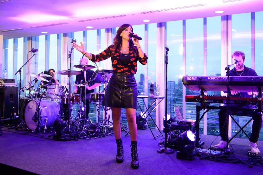 ナタリー・インブルーリアさんのインスタグラム写真 - (ナタリー・インブルーリアInstagram)「What an incredible evening performing such an intimate gig at the Top of the News UK Tower for @virginradiouk as the sun began to set over London. Thank you to everyone who came for making it a special Sunset Session with @smartymobileuk   @VirginRadioUK @smartymobileuk #sunsetsession #virginradiouk  Styling: @fredericalovellpank  @ysl  @nanushka」10月1日 4時28分 - natalie_imbruglia