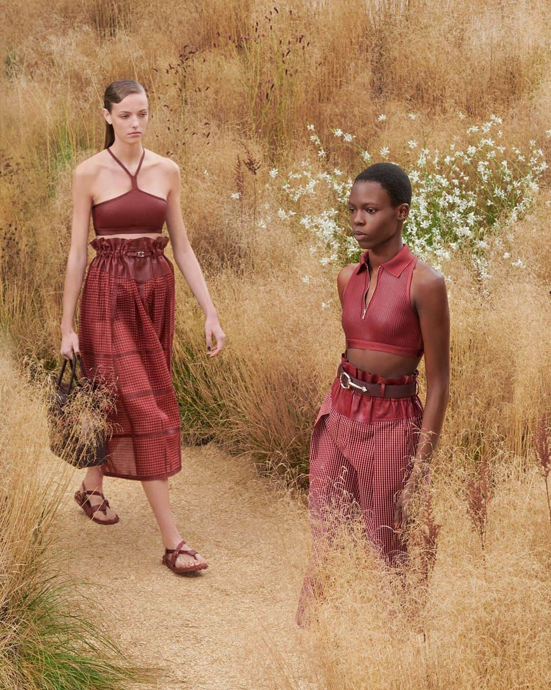 エルメスのインスタグラム：「Monochrome stroll in the grass. In the freshness of a meadow, spring is turning to summer. Sensual, contemporary silhouettes slip through tall grasses, accentuate the contours of the body, and are set in motion.​  ​Women’s spring-summer 2024 runway show, collection created by Nadège Vanhée-Cybulski. ​​  ​Watch the replay of the show with the link in bio. ​​ ​ #SpringSummer2024​ #ParisFashionWeek​ #PFW​ #HermesFemme​ #Hermes​」