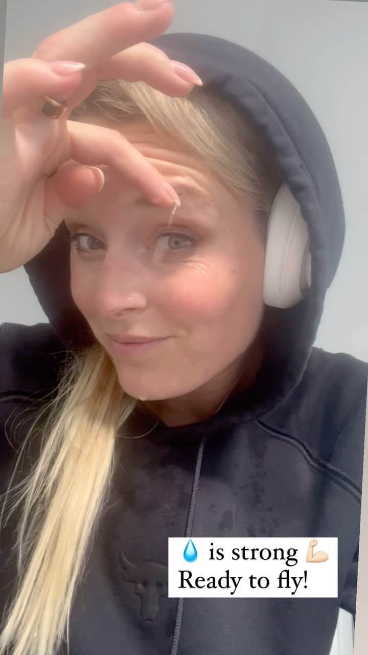 リンゼイ・ボンのインスタグラム：「Always try to prep for long travel to stay healthy and avoid jet lag. Here’s my 1 hour workout followed by sauna and cold plunge. Need to hydrate and finish with a protein shake. Then ✈️ …. ✌🏻」