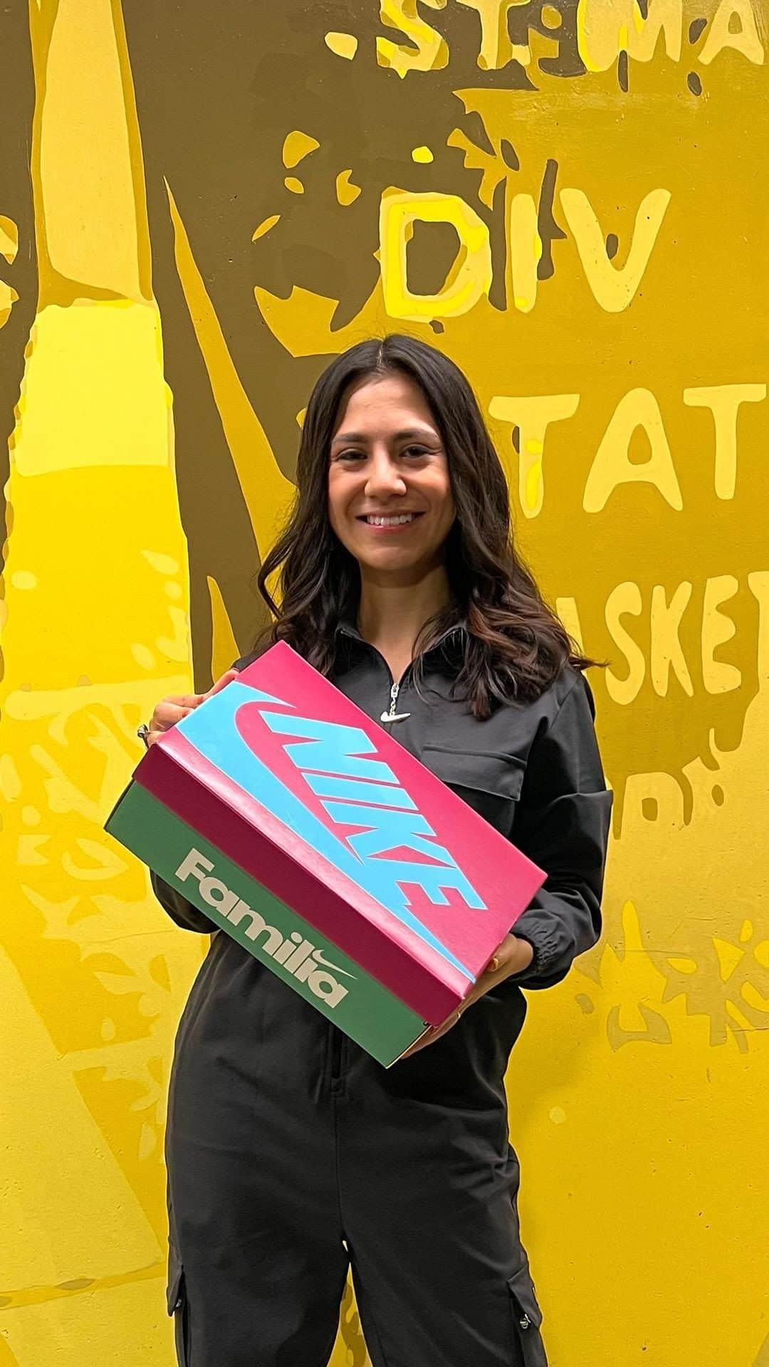 Nike Sportswearのインスタグラム：「The Air Max 1 Familia celebrates the unique rhythms and cultures of the global Latina community. 🌎  Daniela Triana explores how embroidery, textile and tiling traditions inspired the design of the sneaker, crafted in celebration of Latina Heritage Month. 🙌」